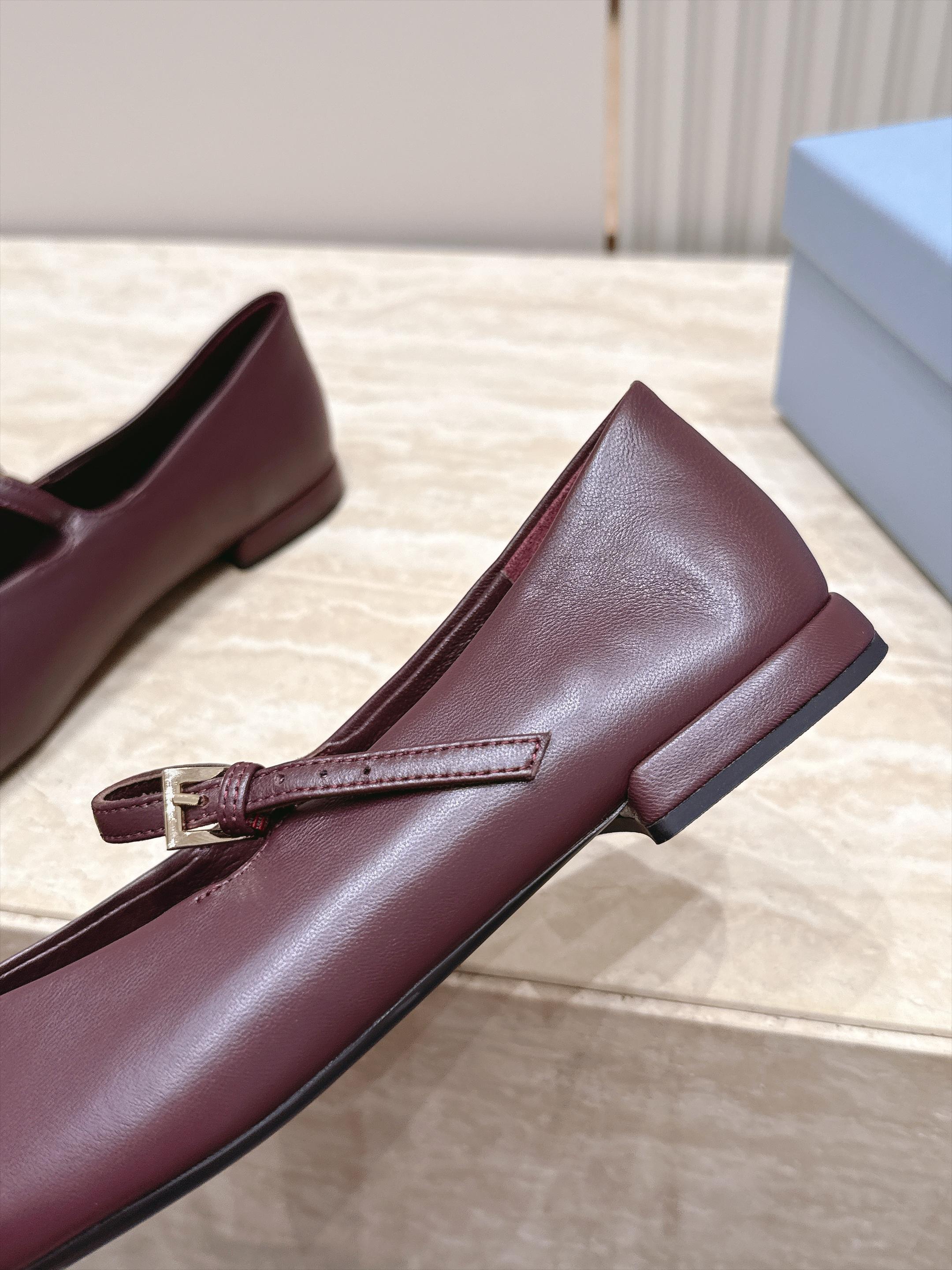 顶级版本   Prada 普拉达 2026ss新款玛丽珍平底鞋乐福鞋单鞋 网红爆款来袭！各大网红抢先体验、网红ins种草