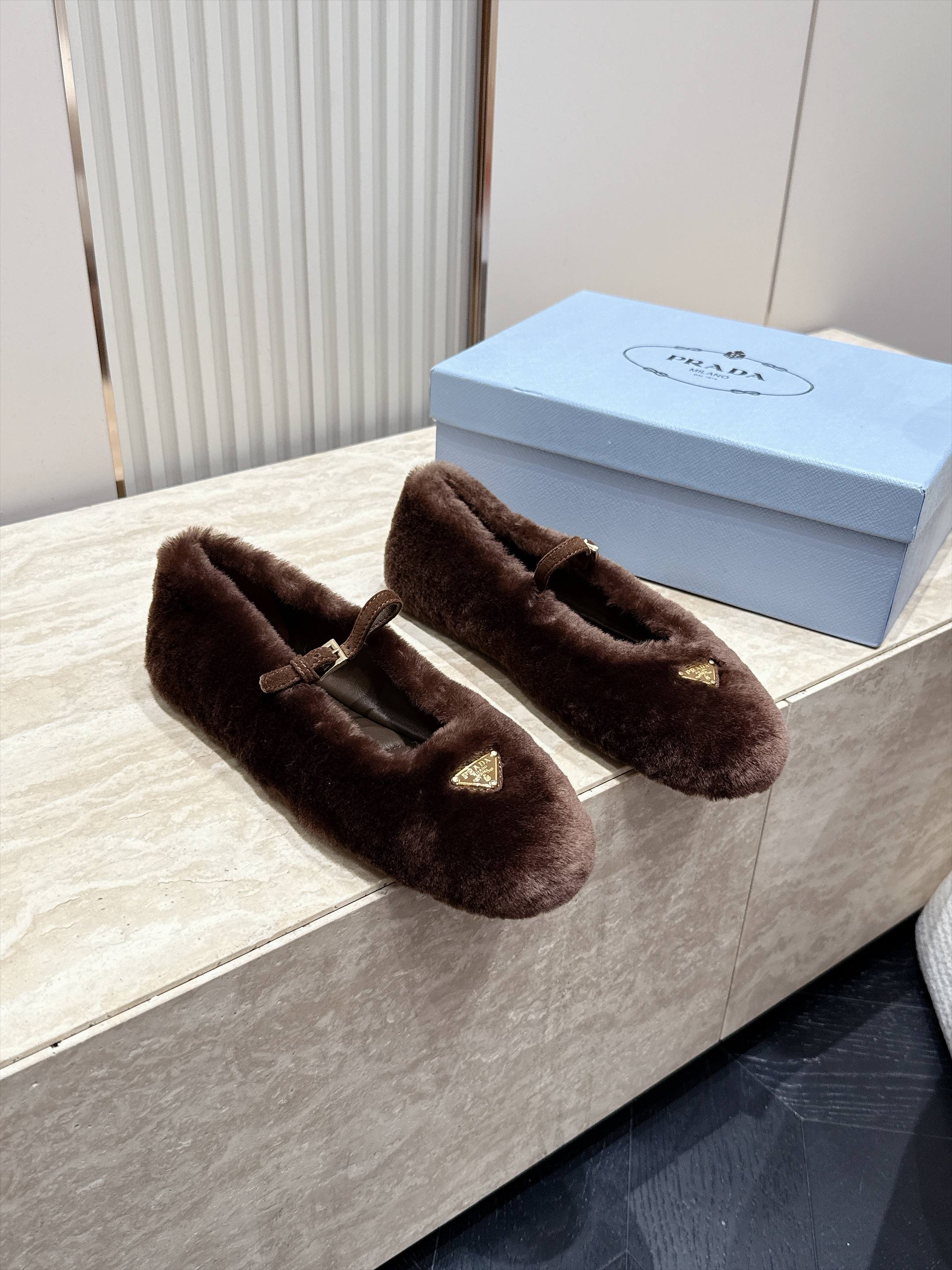 顶级版本  Prada 普拉达 2026ss新款玛丽珍平底鞋乐福鞋毛毛单鞋 网红爆款来袭！各大网红抢先体验、网红ins种