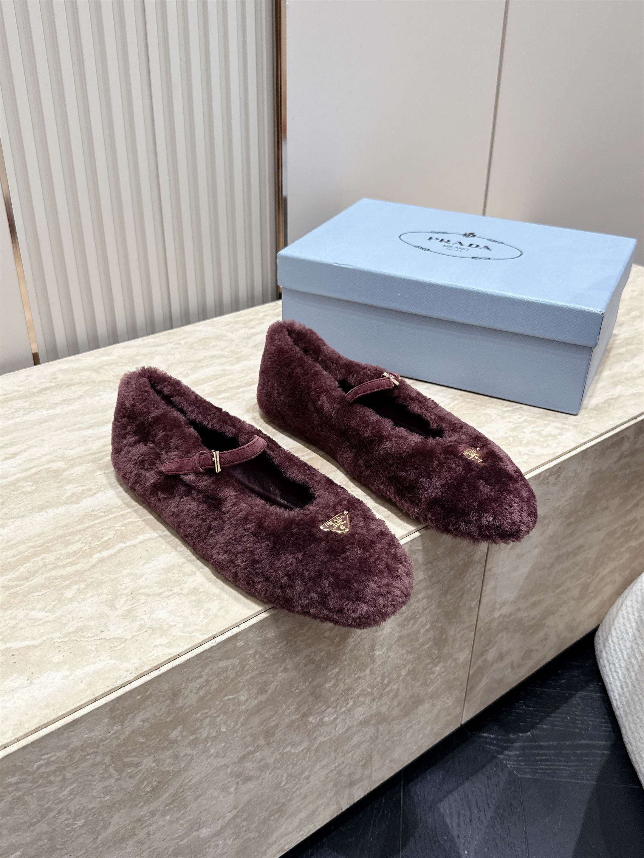 顶级版本   Prada 普拉达 2026ss新款玛丽珍平底鞋乐福鞋毛毛单鞋 网红爆款来袭！各大网红抢先体验、网红ins