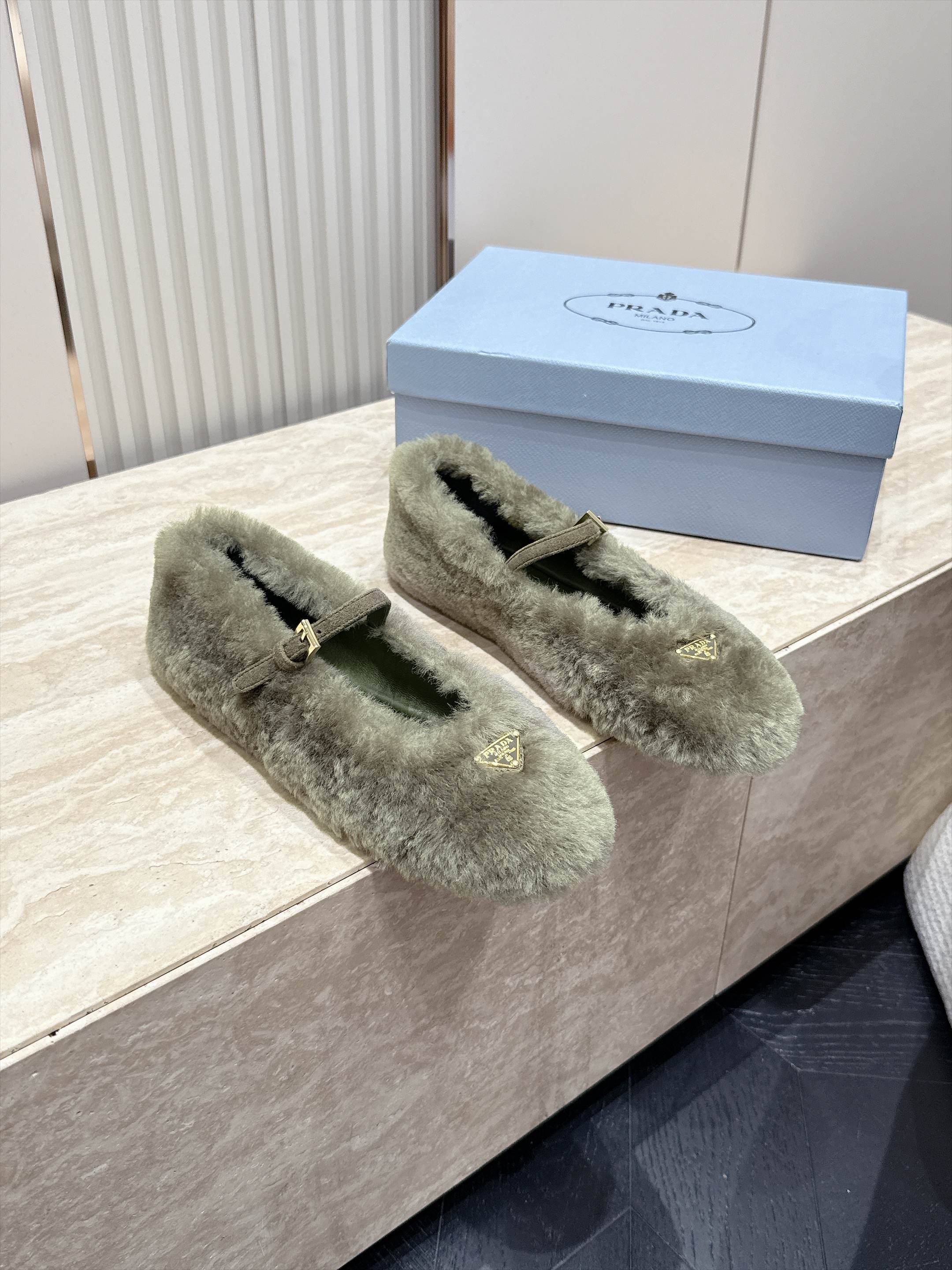 顶级版本  Prada 普拉达 2026ss新款玛丽珍平底鞋乐福鞋毛毛单鞋 网红爆款来袭！各大网红抢先体验、网红ins种