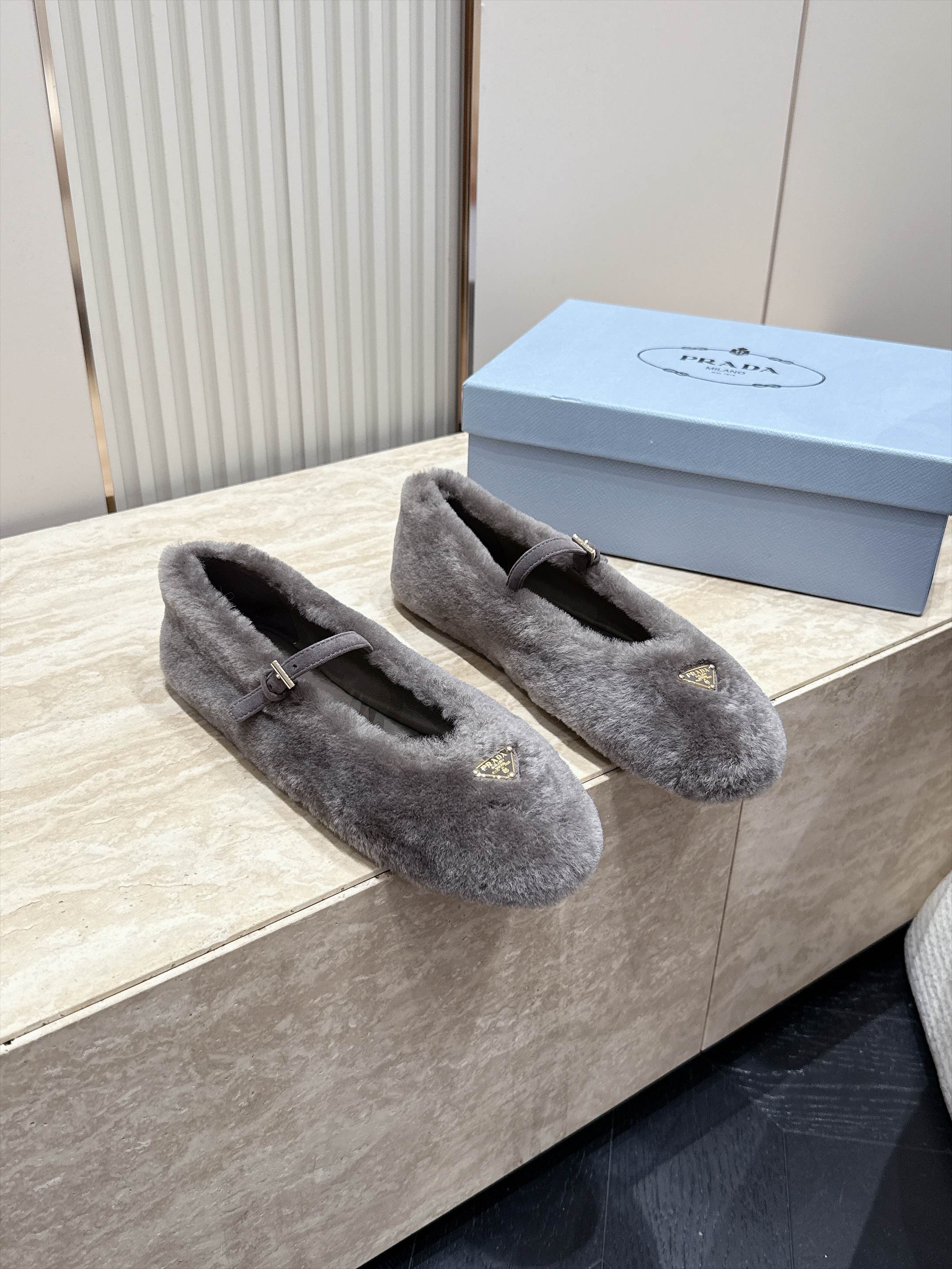 顶级版本   Prada 普拉达 2026ss新款玛丽珍平底鞋乐福鞋毛毛单鞋 网红爆款来袭！各大网红抢先体验、网红ins
