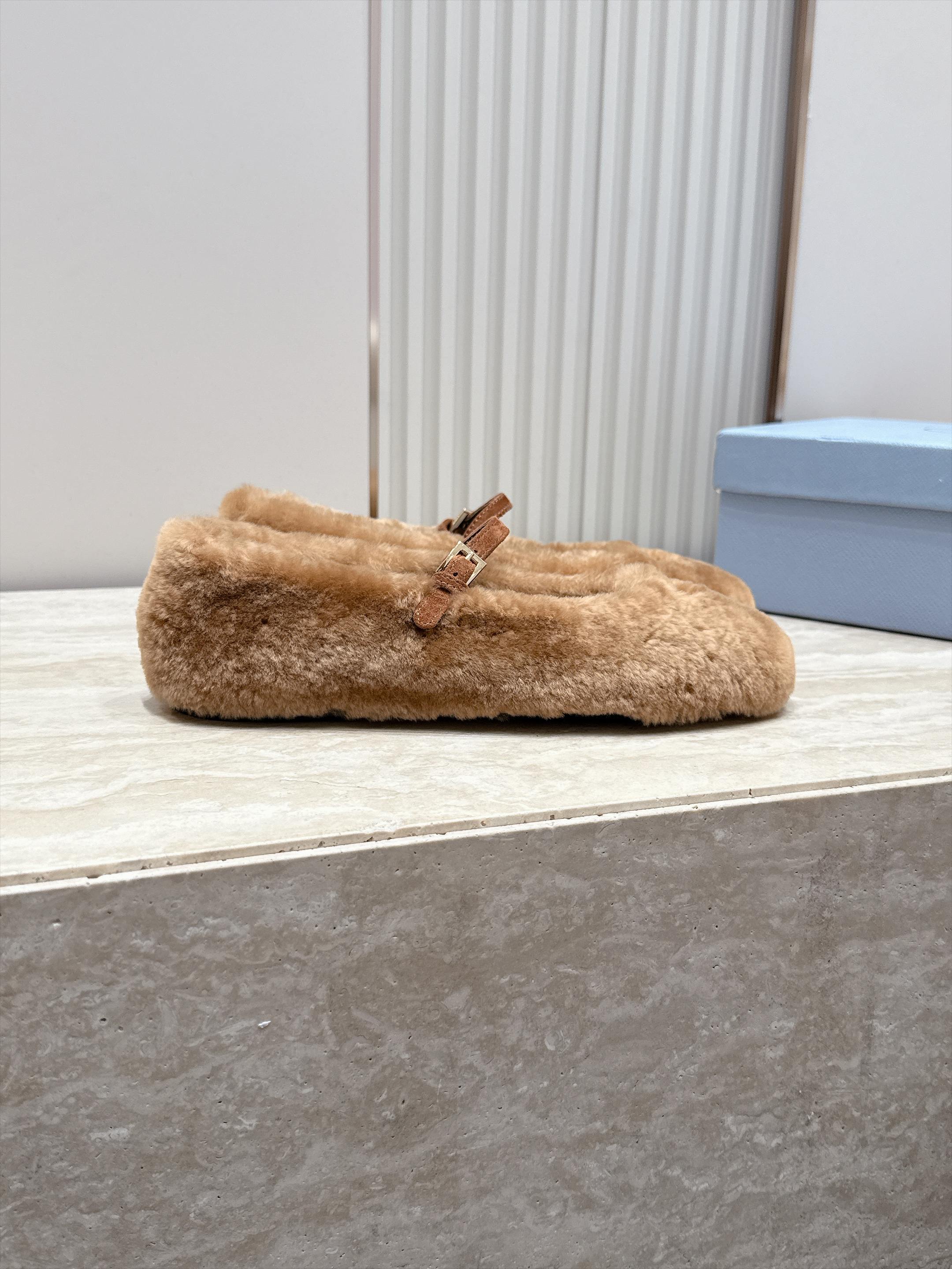 顶级版本   Prada 普拉达 2026ss新款玛丽珍平底鞋乐福鞋毛毛单鞋 网红爆款来袭！各大网红抢先体验、网红ins