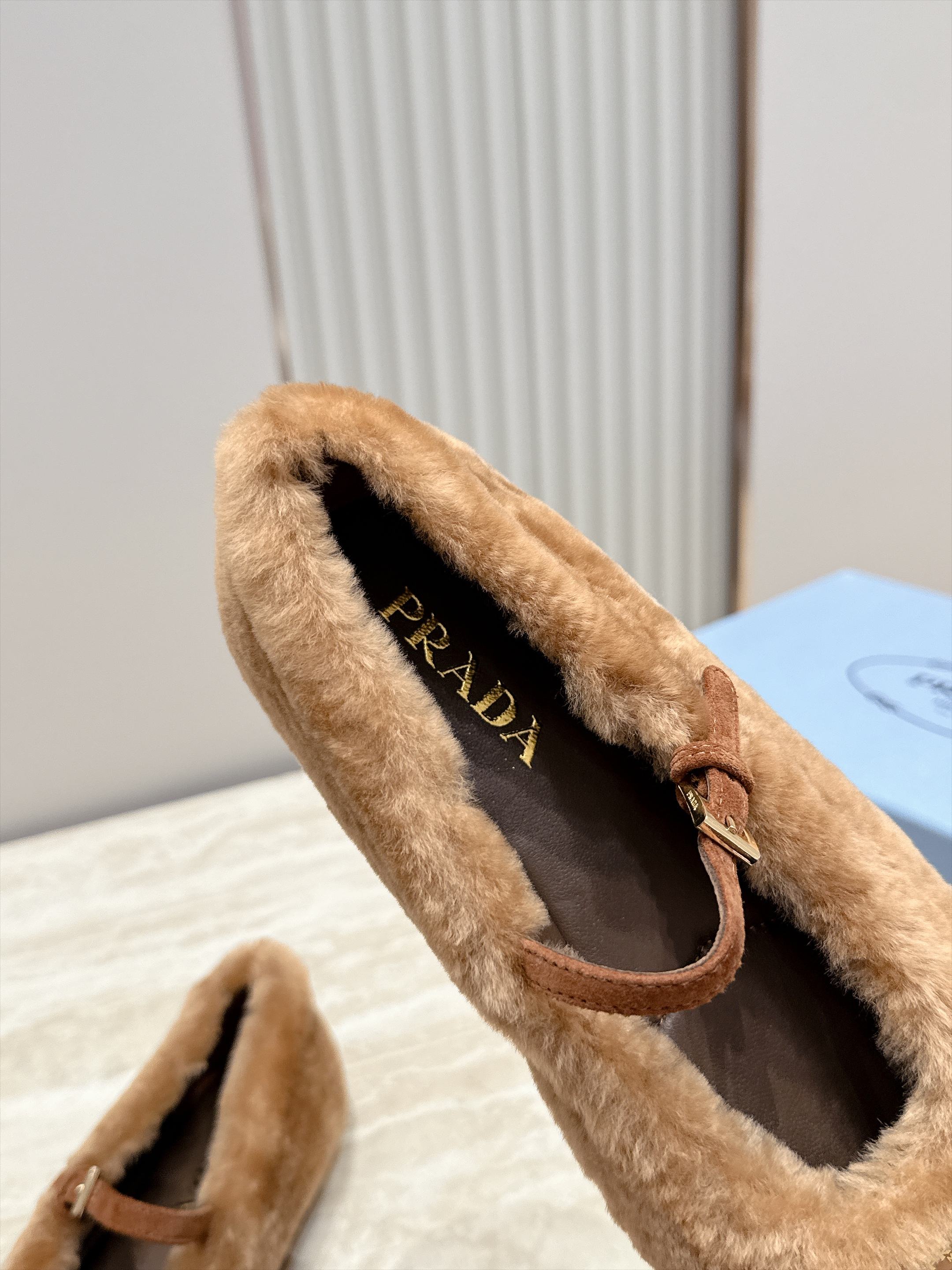 顶级版本   Prada 普拉达 2026ss新款玛丽珍平底鞋乐福鞋毛毛单鞋 网红爆款来袭！各大网红抢先体验、网红ins