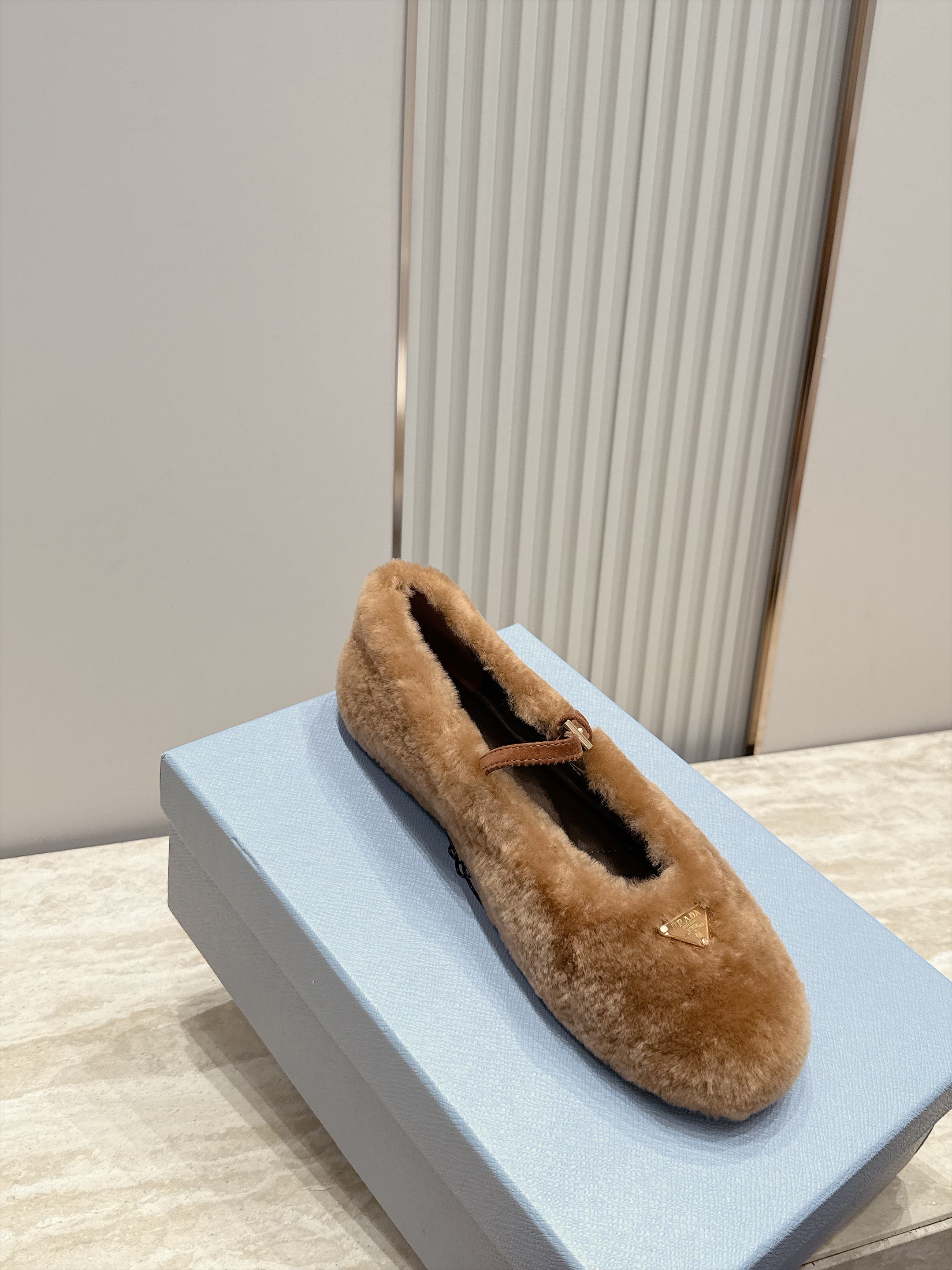 顶级版本   Prada 普拉达 2026ss新款玛丽珍平底鞋乐福鞋毛毛单鞋 网红爆款来袭！各大网红抢先体验、网红ins