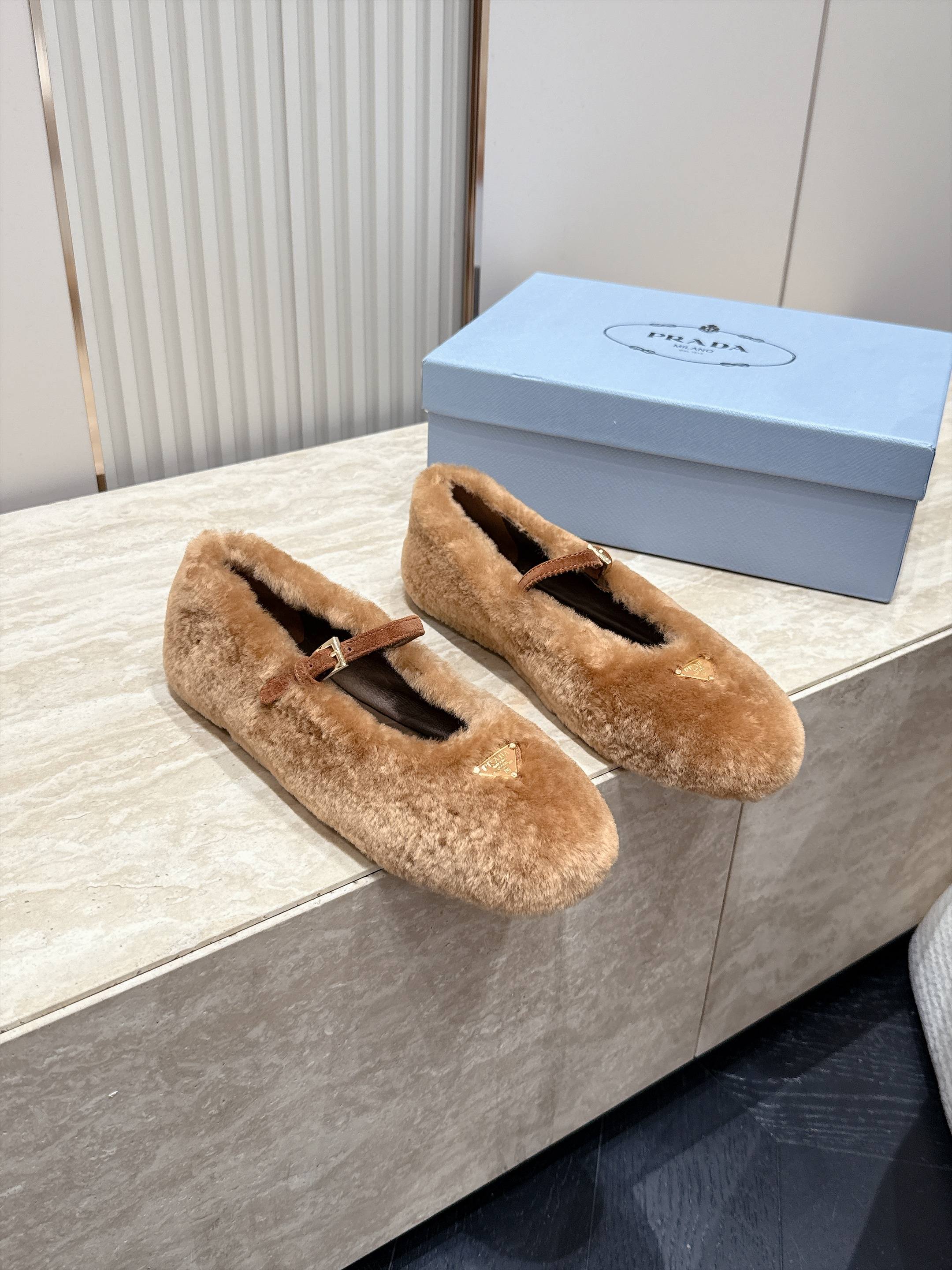 顶级版本   Prada 普拉达 2026ss新款玛丽珍平底鞋乐福鞋毛毛单鞋 网红爆款来袭！各大网红抢先体验、网红ins