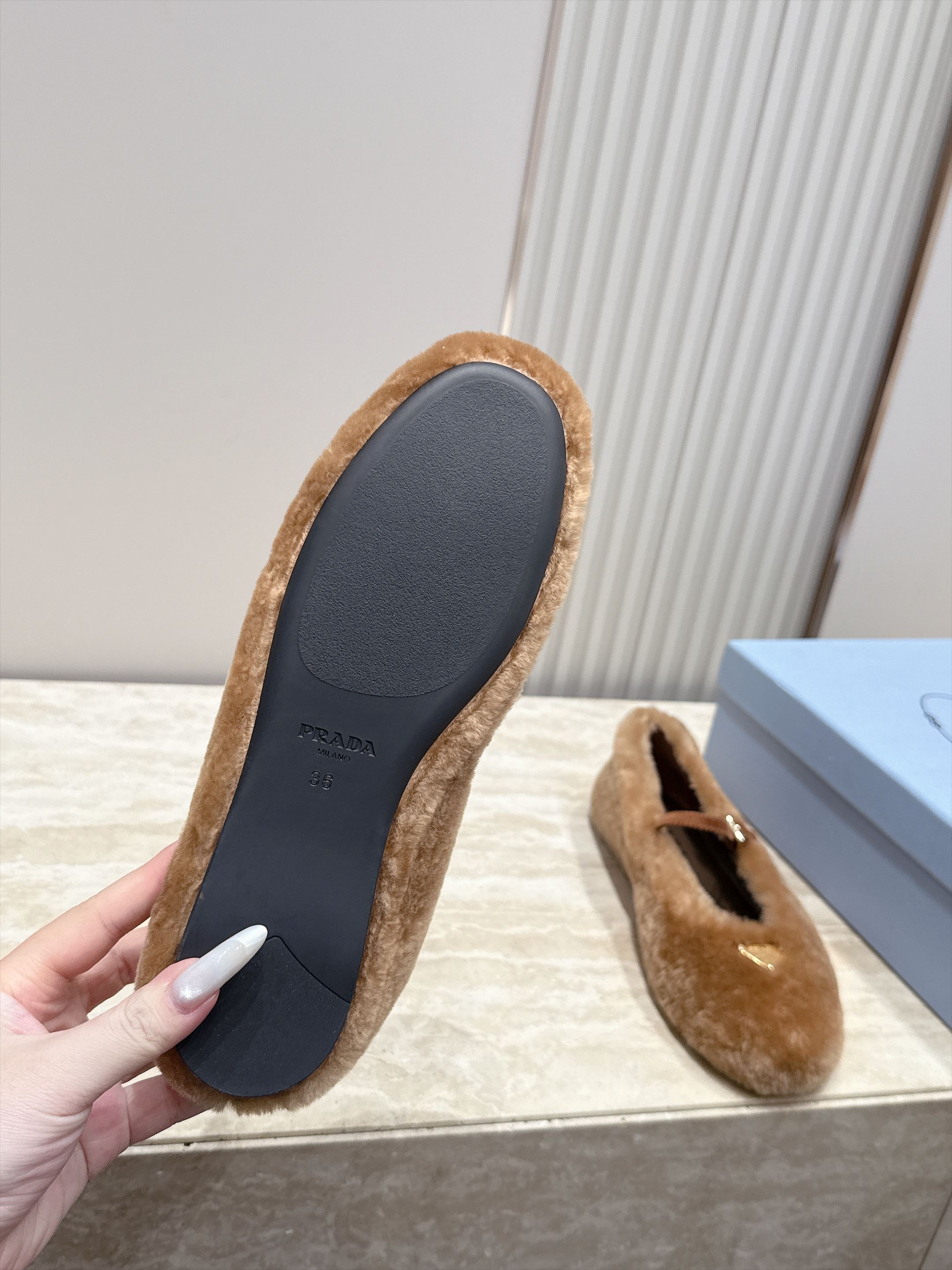 顶级版本   Prada 普拉达 2026ss新款玛丽珍平底鞋乐福鞋毛毛单鞋 网红爆款来袭！各大网红抢先体验、网红ins