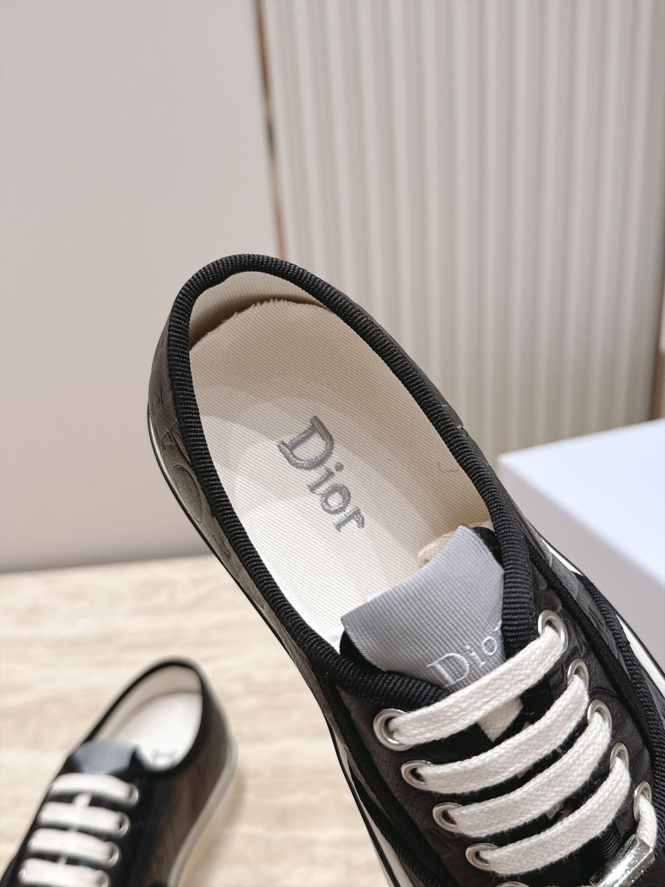 情侣款  女士-10 Dior 迪奥 26ss走秀系列 新款压花休闲乐福鞋板鞋 以品牌经典标志性的字母压印花皮面打造，立