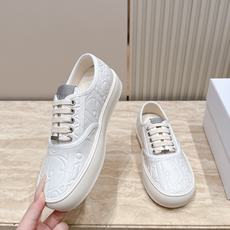 情侣款 女士-10 Dior 迪奥 26ss走秀系列 新款压花休闲乐福鞋板鞋 以品牌经典标志性的字母压印花皮面打造,立 情侣款 女士-10 Dior 迪奥 26ss走秀系列 新款压花休闲乐福鞋板鞋 以品牌经典标志性的字母压印花皮面打造,立
