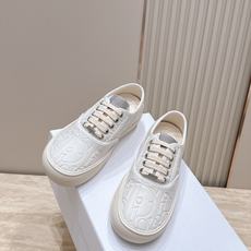 情侣款 女士-10 Dior 迪奥 26ss走秀系列 新款压花休闲乐福鞋板鞋 以品牌经典标志性的字母压印花皮面打造,立 情侣款 女士-10 Dior 迪奥 26ss走秀系列 新款压花休闲乐福鞋板鞋 以品牌经典标志性的字母压印花皮面打造,立