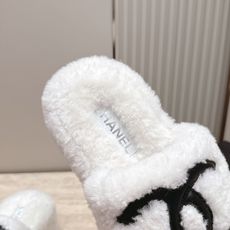 Chanel 香奈儿 新款松榚厚底毛毛拖鞋! 这款毛拖真的是真太可爱了~ 柔软蓬松的毛毛,舒服暖脚! 增高显腿长! 秋冬 Chanel 香奈儿 新款松榚厚底毛毛拖鞋! 这款毛拖真的是真太可爱了~ 柔软蓬松的毛毛,舒服暖脚! 增高显腿长! 秋冬