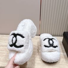 Chanel 香奈儿 新款松榚厚底毛毛拖鞋! 这款毛拖真的是真太可爱了~ 柔软蓬松的毛毛,舒服暖脚! 增高显腿长! 秋冬 Chanel 香奈儿 新款松榚厚底毛毛拖鞋! 这款毛拖真的是真太可爱了~ 柔软蓬松的毛毛,舒服暖脚! 增高显腿长! 秋冬