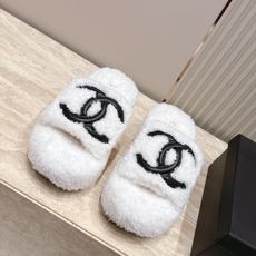 Chanel 香奈儿 新款松榚厚底毛毛拖鞋! 这款毛拖真的是真太可爱了~ 柔软蓬松的毛毛,舒服暖脚! 增高显腿长! 秋冬 Chanel 香奈儿 新款松榚厚底毛毛拖鞋! 这款毛拖真的是真太可爱了~ 柔软蓬松的毛毛,舒服暖脚! 增高显腿长! 秋冬