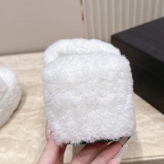 Chanel 香奈儿 新款松榚厚底毛毛拖鞋! 这款毛拖真的是真太可爱了~ 柔软蓬松的毛毛,舒服暖脚! 增高显腿长! 秋冬 Chanel 香奈儿 新款松榚厚底毛毛拖鞋! 这款毛拖真的是真太可爱了~ 柔软蓬松的毛毛,舒服暖脚! 增高显腿长! 秋冬