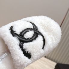 Chanel 香奈儿 新款松榚厚底毛毛拖鞋! 这款毛拖真的是真太可爱了~ 柔软蓬松的毛毛,舒服暖脚! 增高显腿长! 秋冬 Chanel 香奈儿 新款松榚厚底毛毛拖鞋! 这款毛拖真的是真太可爱了~ 柔软蓬松的毛毛,舒服暖脚! 增高显腿长! 秋冬