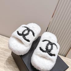 Chanel 香奈儿 新款松榚厚底毛毛拖鞋! 这款毛拖真的是真太可爱了~ 柔软蓬松的毛毛,舒服暖脚! 增高显腿长! 秋冬 Chanel 香奈儿 新款松榚厚底毛毛拖鞋! 这款毛拖真的是真太可爱了~ 柔软蓬松的毛毛,舒服暖脚! 增高显腿长! 秋冬