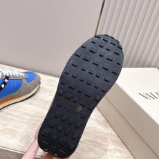 超火爆 Valentino 华伦天奴 最新情侣款铆钉蝴蝶复古阿甘运动鞋 超多明星网红种草 赵露思王俊凯同款 复古运 超火爆 Valentino 华伦天奴 最新情侣款铆钉蝴蝶复古阿甘运动鞋 超多明星网红种草 赵露思王俊凯同款 复古运