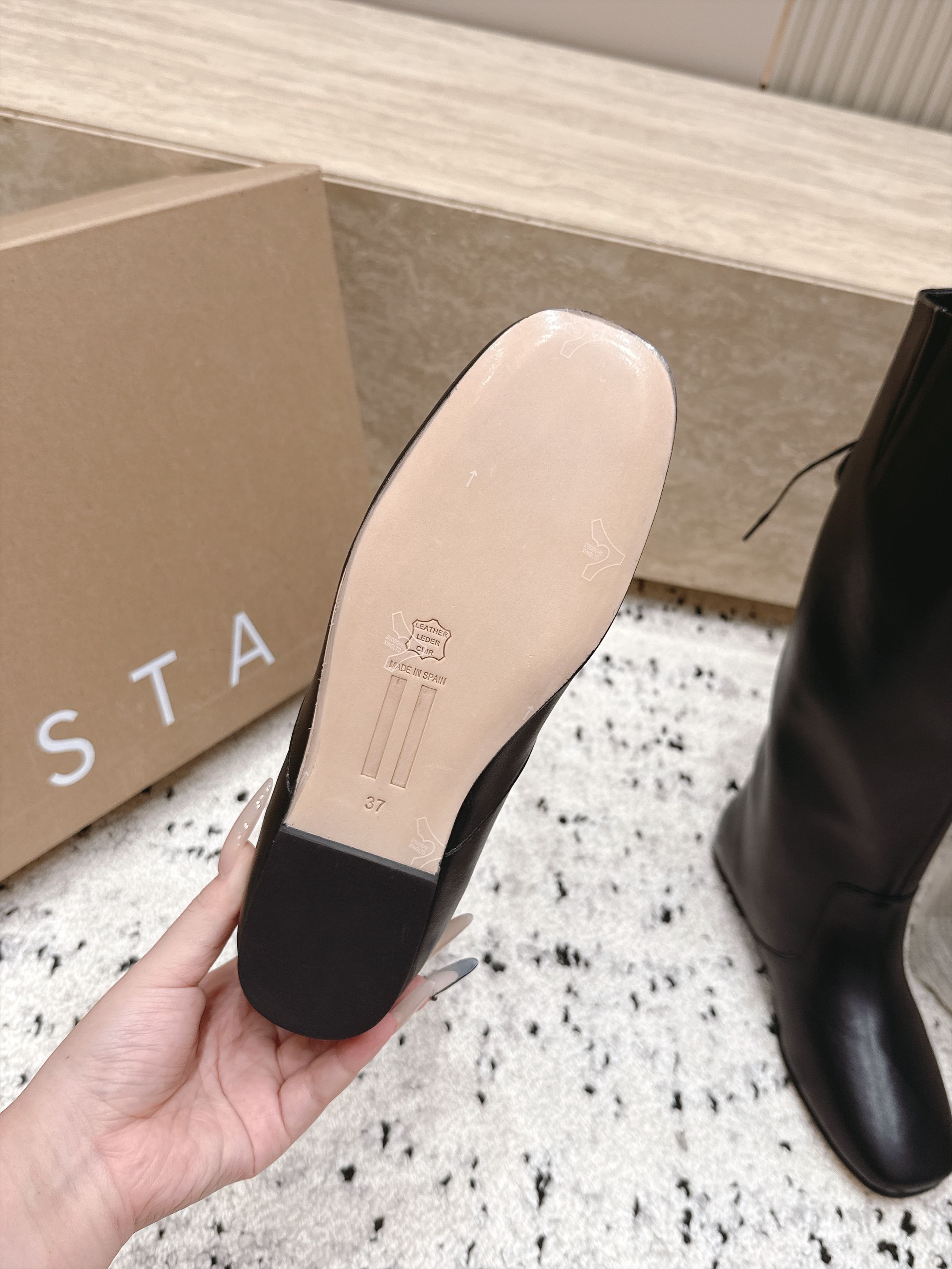 MIISTA 2026vs早秋最新款圆头一脚蹬高靴 这款靴子采用一脚蹬元素的融入，呈现出自然复古的质感。圆鞋头设计线条流