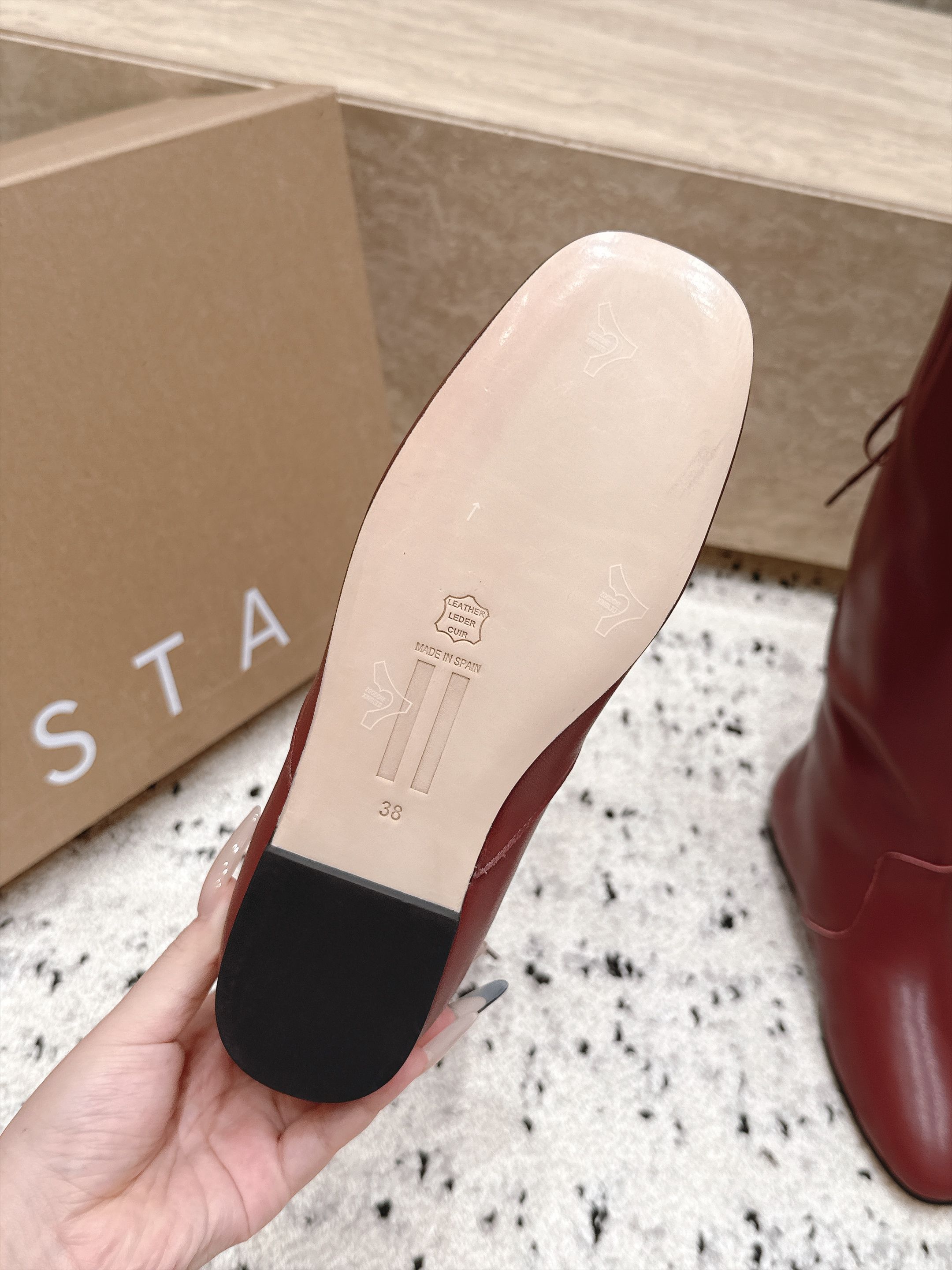 MIISTA 2026vs早秋最新款圆头一脚蹬高靴 这款靴子采用一脚蹬元素的融入，呈现出自然复古的质感。圆鞋头设计线条流