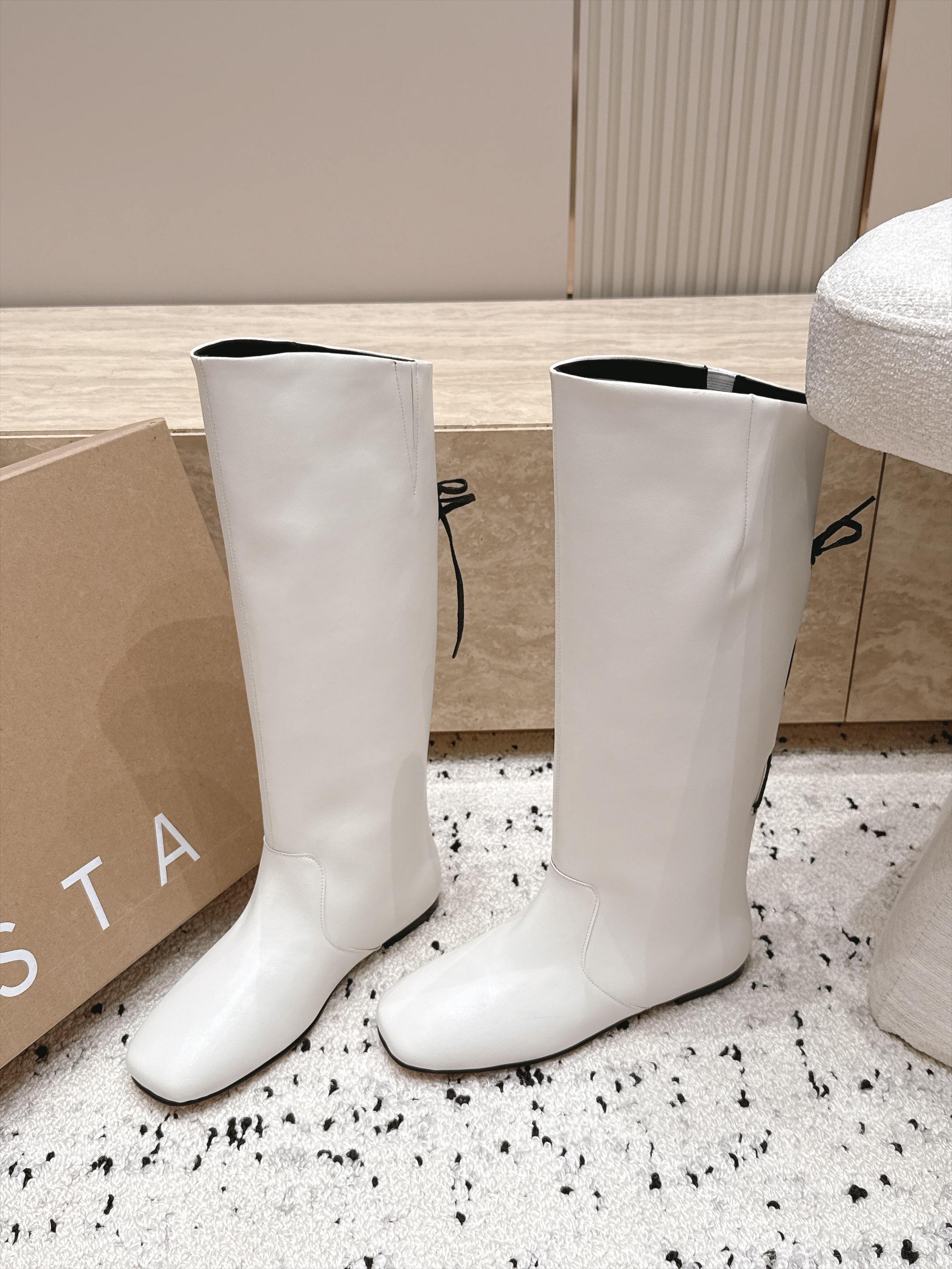 MIISTA 2026vs早秋最新款圆头一脚蹬高靴 这款靴子采用一脚蹬元素的融入，呈现出自然复古的质感。圆鞋头设计线条流