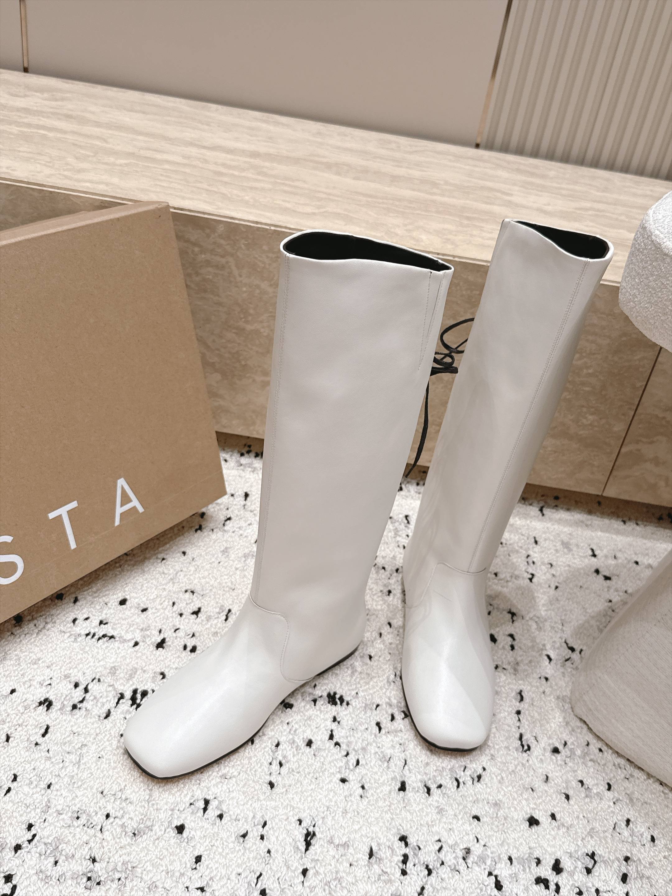 MIISTA 2026vs早秋最新款圆头一脚蹬高靴 这款靴子采用一脚蹬元素的融入，呈现出自然复古的质感。圆鞋头设计线条流
