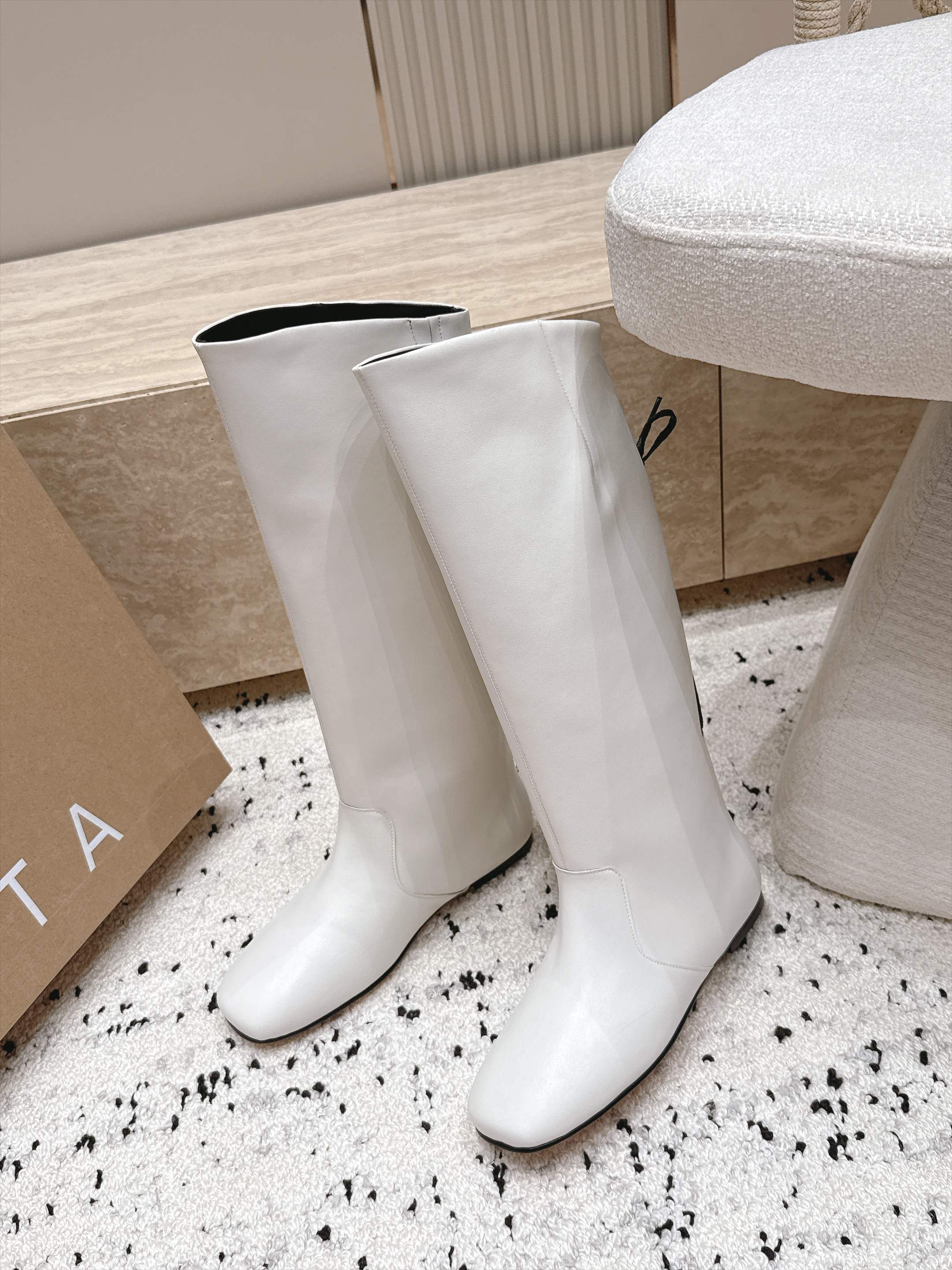 MIISTA 2026vs早秋最新款圆头一脚蹬高靴 这款靴子采用一脚蹬元素的融入，呈现出自然复古的质感。圆鞋头设计线条流