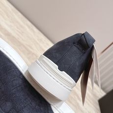 男款 杰尼亚Zegna ✅2026vs早秋爆款休闲系列……男士圆头休闲鞋 标志三叉弹性细节彰显出传统皮鞋的手工缝 男款 杰尼亚Zegna ✅2026vs早秋爆款休闲系列……男士圆头休闲鞋 标志三叉弹性细节彰显出传统皮鞋的手工缝