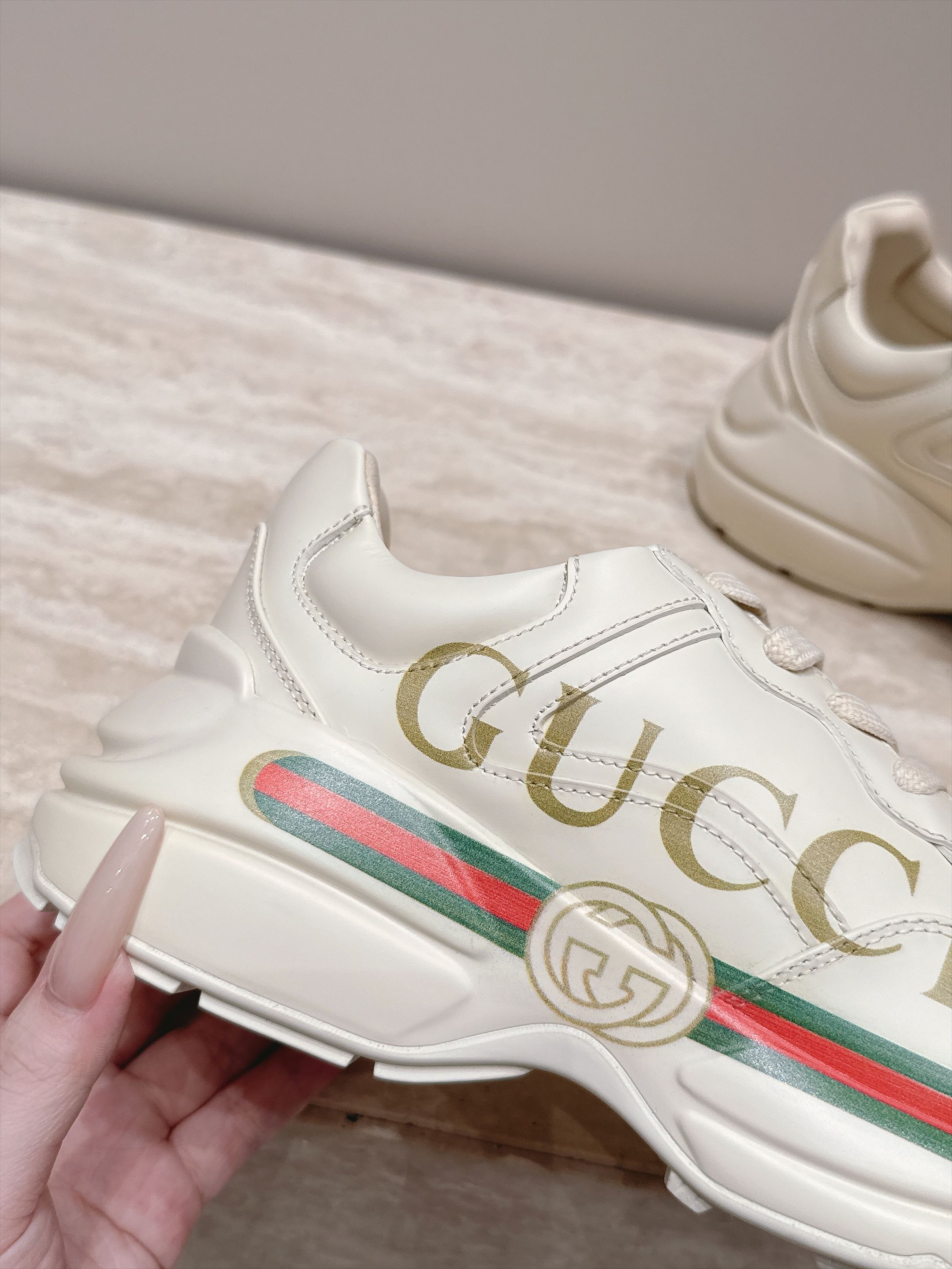 顶级版本 新色系   Gucci 古驰经典老爹鞋运动鞋跑鞋 情侣款 经典升级加新色 真的好飒！再次演绎了G家的酷时尚的理