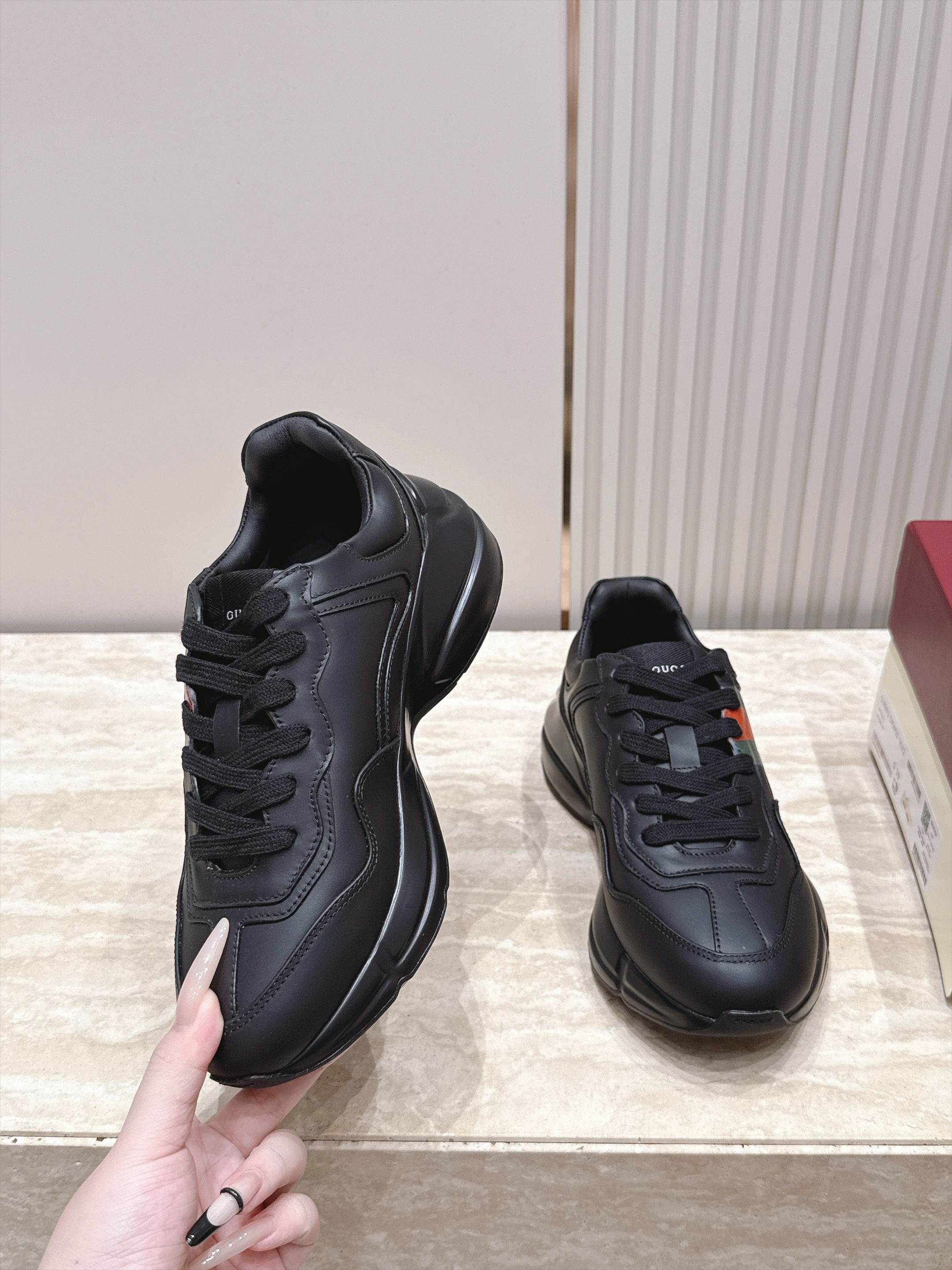 顶级版本 新色系   Gucci 古驰经典老爹鞋运动鞋跑鞋 情侣款 经典升级加新色 真的好飒！再次演绎了G家的酷时尚的理