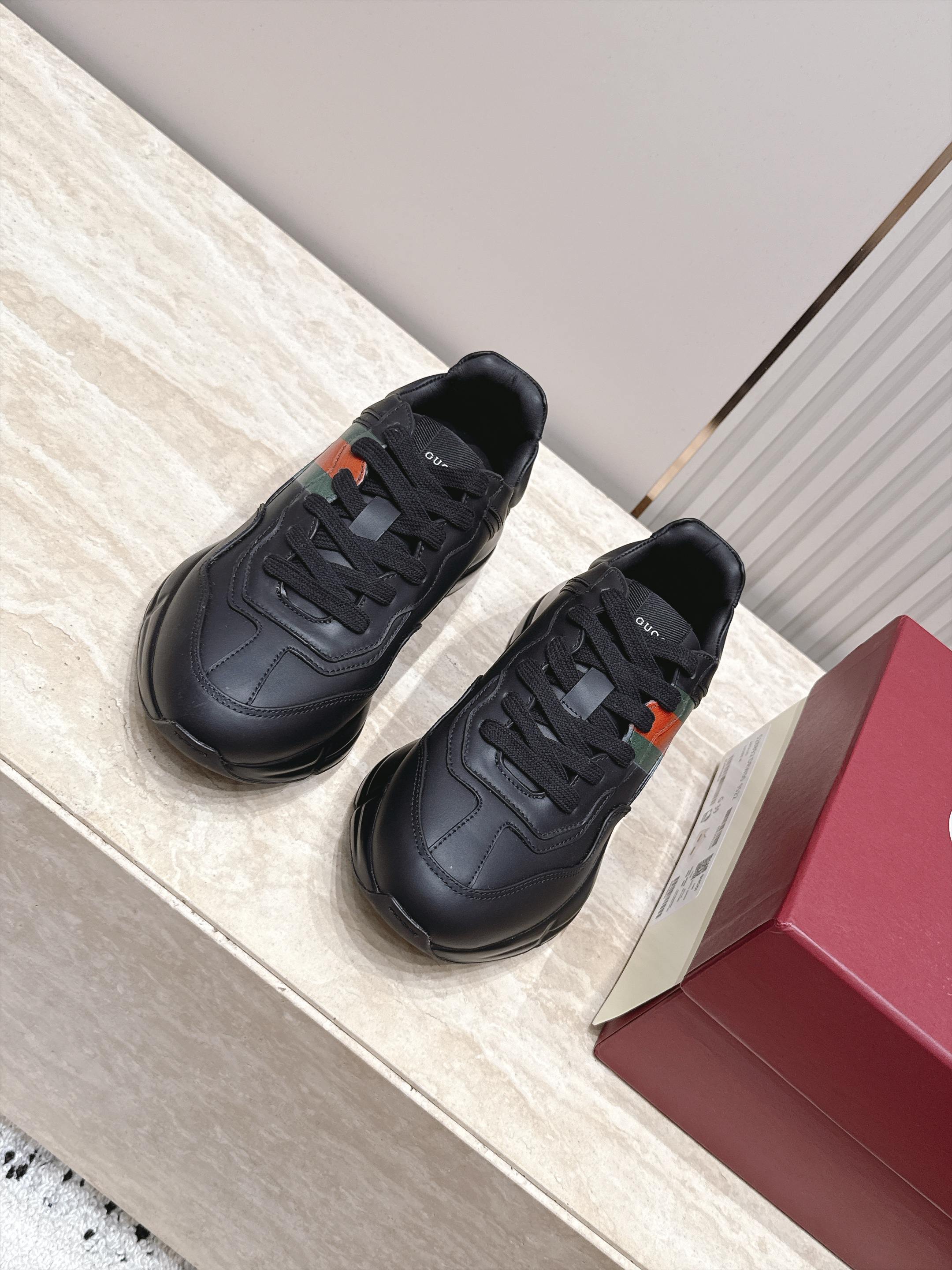顶级版本 新色系   Gucci 古驰经典老爹鞋运动鞋跑鞋 情侣款 经典升级加新色 真的好飒！再次演绎了G家的酷时尚的理