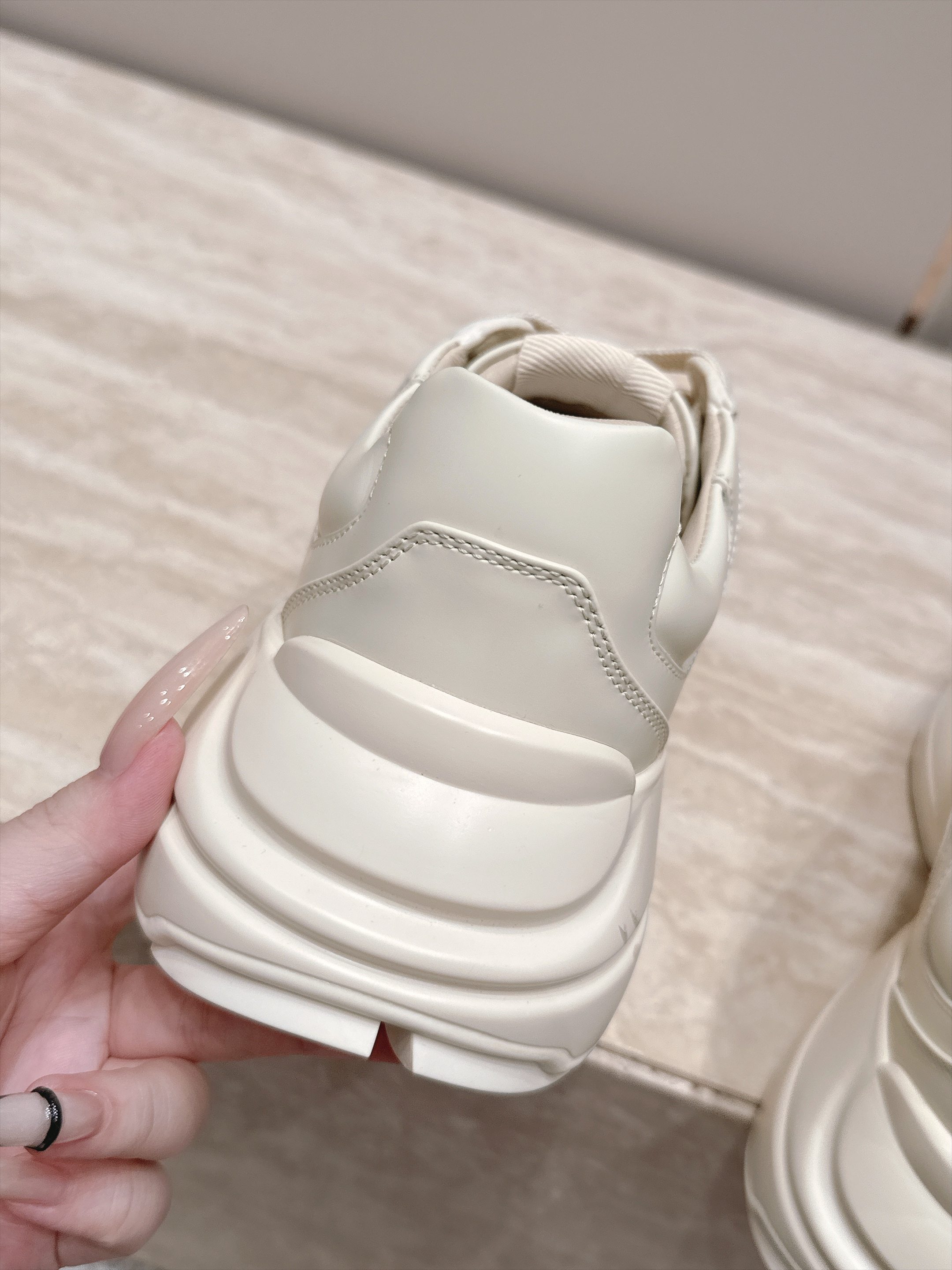 顶级版本 新色系   Gucci 古驰经典老爹鞋运动鞋跑鞋 情侣款 经典升级加新色 真的好飒！再次演绎了G家的酷时尚的理