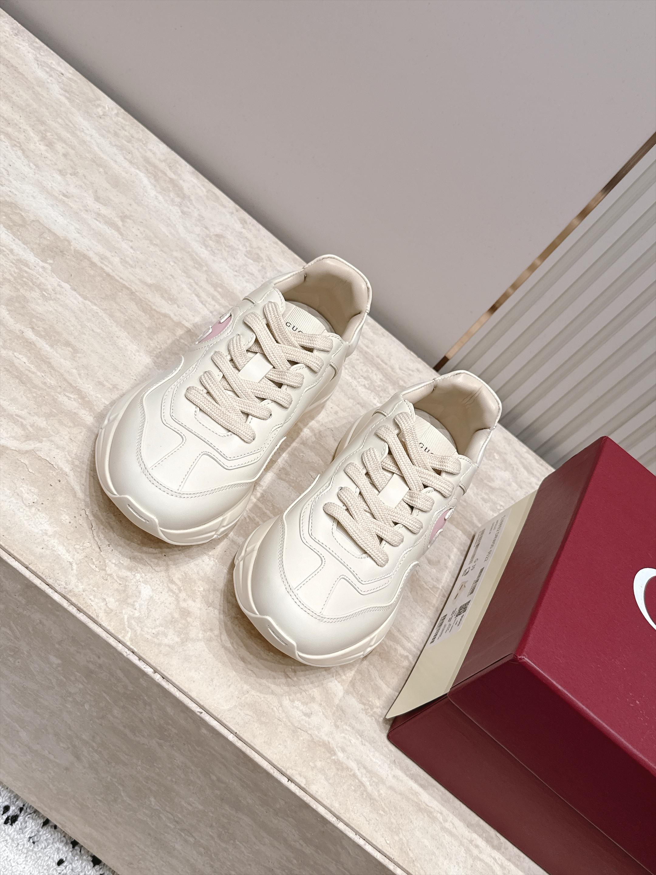 顶级版本 新色系   Gucci 古驰经典老爹鞋运动鞋跑鞋 情侣款 经典升级加新色 真的好飒！再次演绎了G家的酷时尚的理