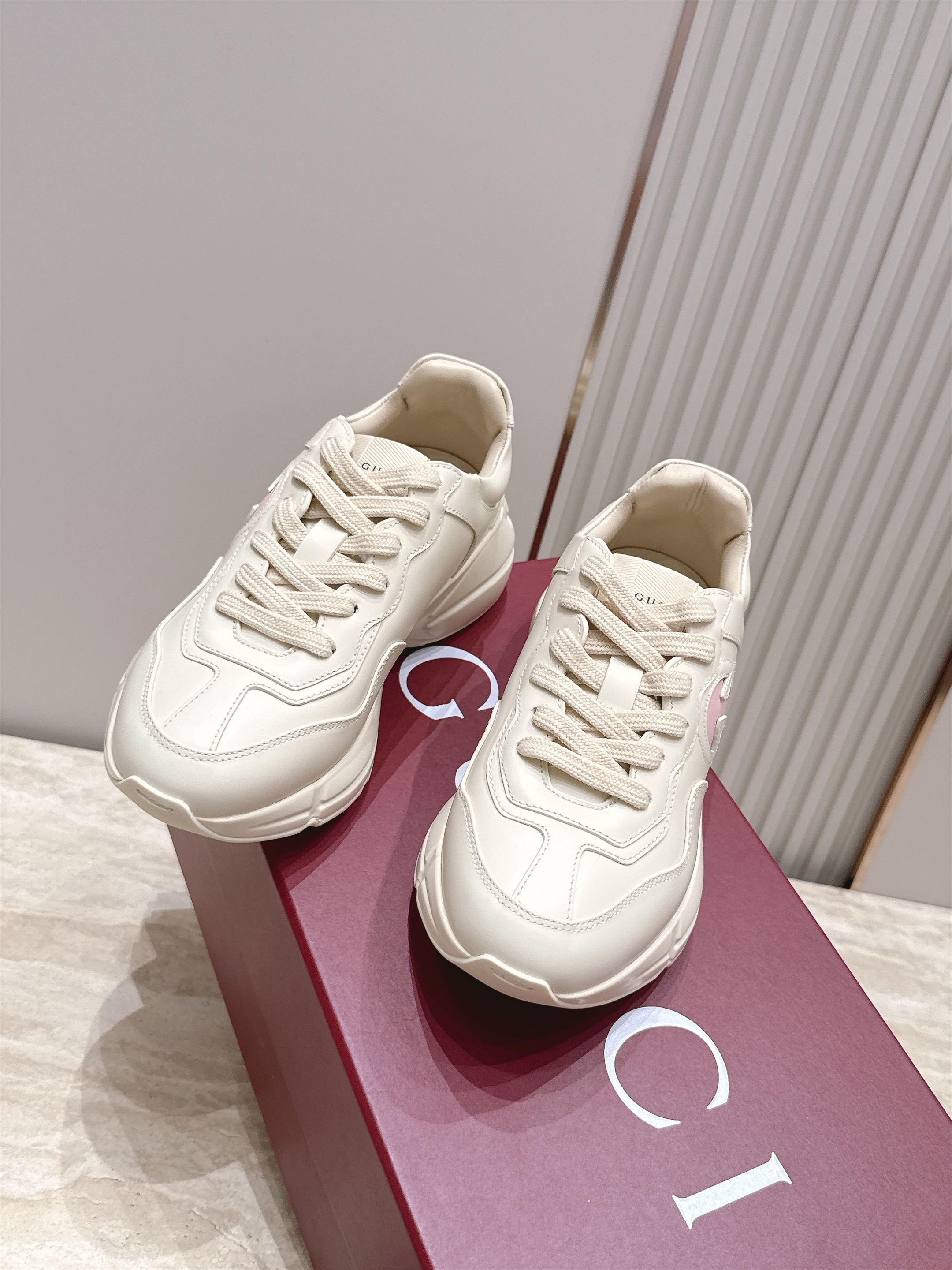 顶级版本 新色系   Gucci 古驰经典老爹鞋运动鞋跑鞋 情侣款 经典升级加新色 真的好飒！再次演绎了G家的酷时尚的理