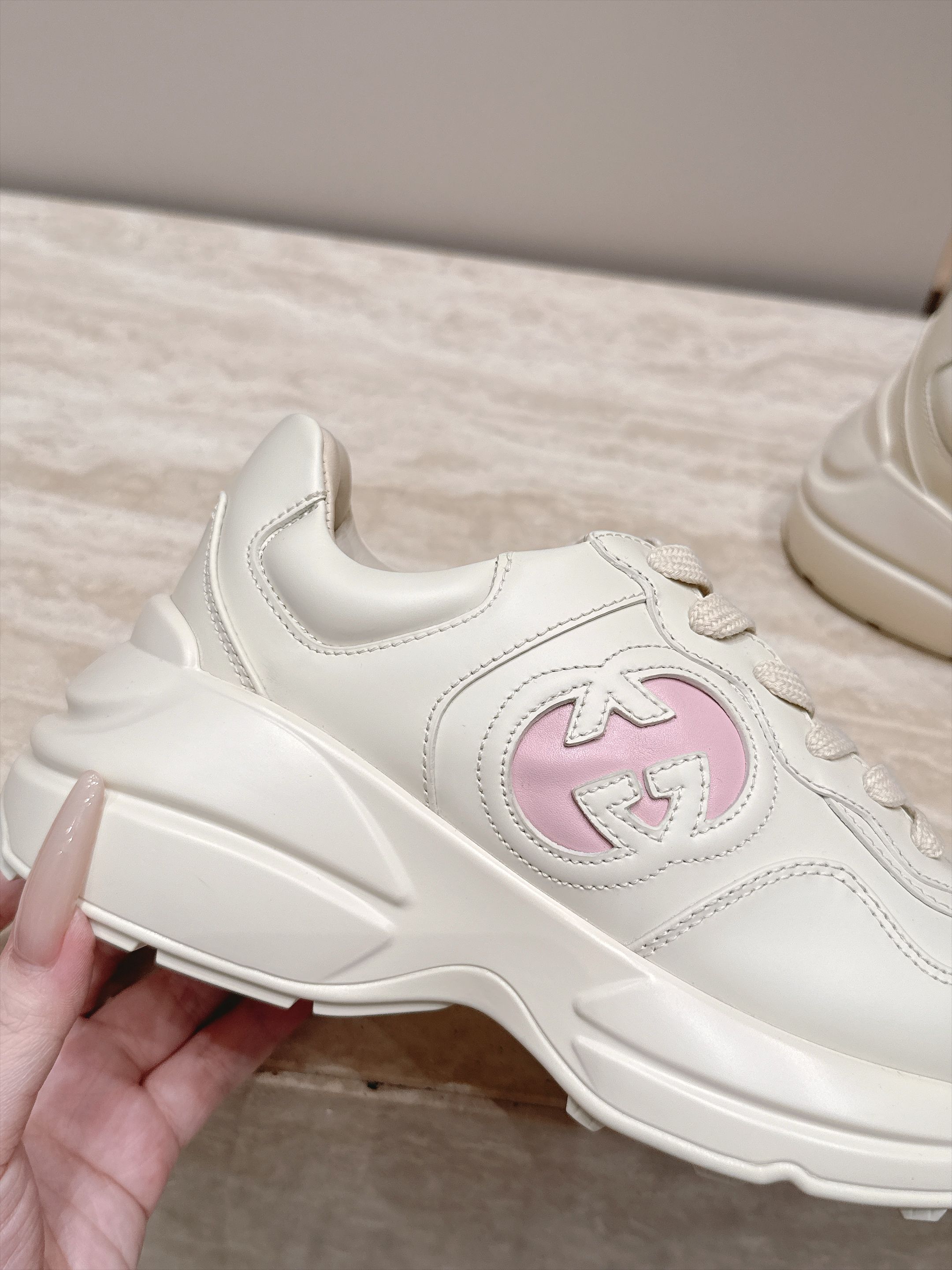 顶级版本 新色系   Gucci 古驰经典老爹鞋运动鞋跑鞋 情侣款 经典升级加新色 真的好飒！再次演绎了G家的酷时尚的理