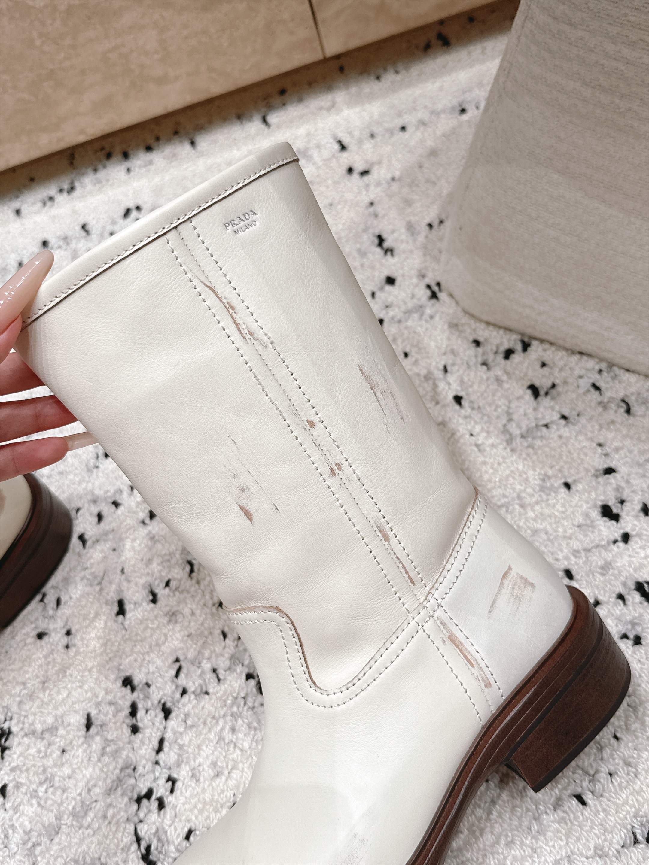 PRADA 普拉达2026vs早秋新款圆头一脚蹬檫色中靴  这款厚底在欧美街拍中出境率超高，ins也是火了一把，调鞋楦都