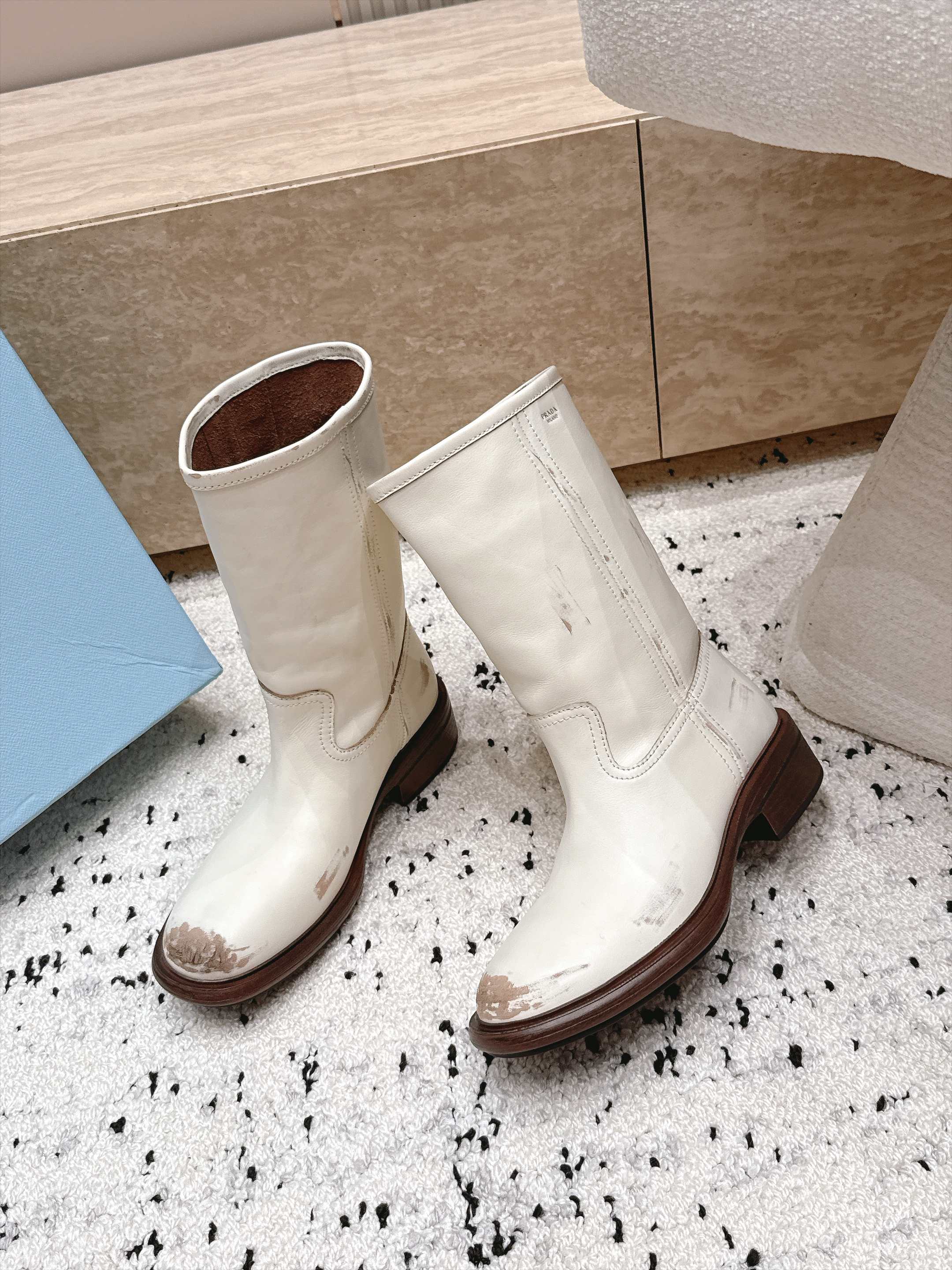PRADA 普拉达2026vs早秋新款圆头一脚蹬檫色中靴  这款厚底在欧美街拍中出境率超高，ins也是火了一把，调鞋楦都
