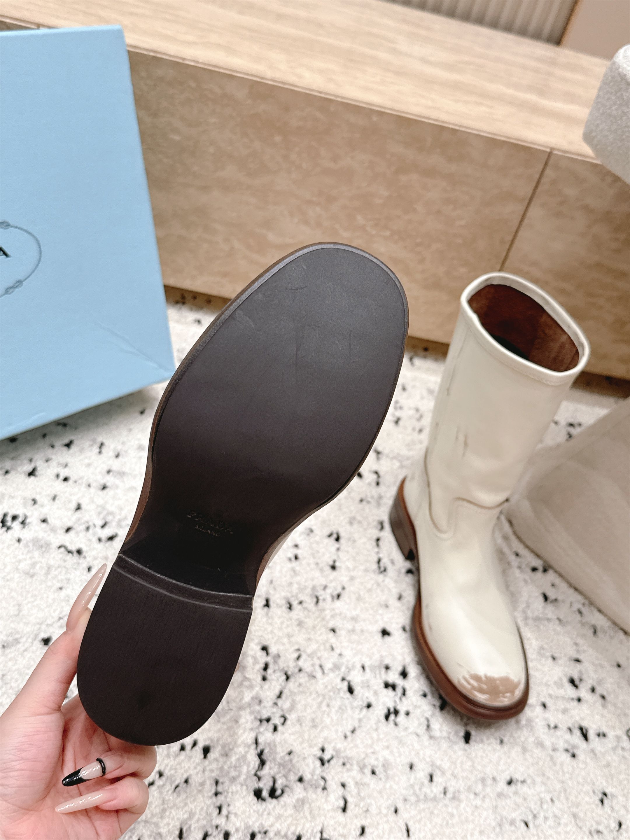 PRADA 普拉达2026vs早秋新款圆头一脚蹬檫色中靴  这款厚底在欧美街拍中出境率超高，ins也是火了一把，调鞋楦都