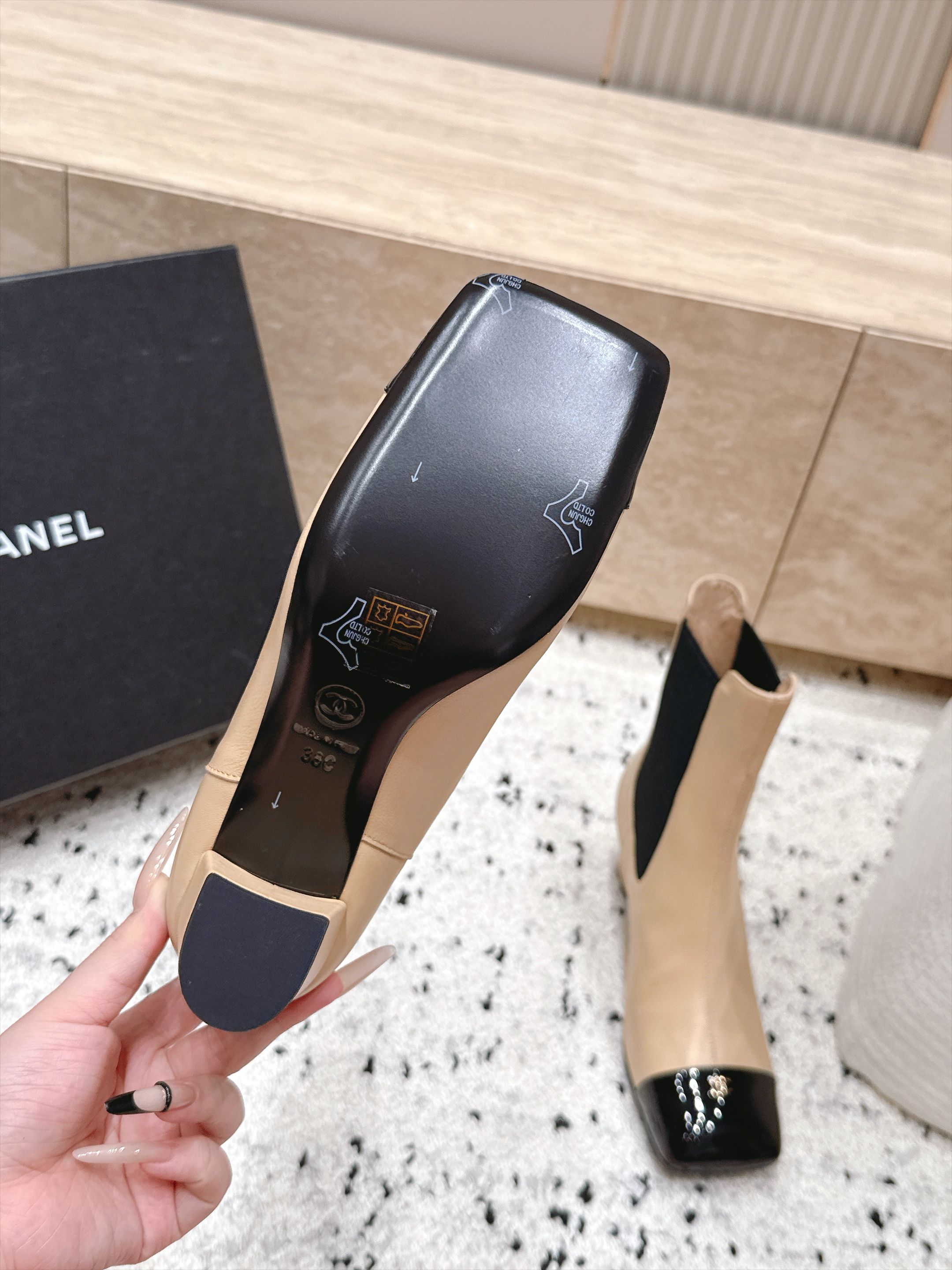 Chanel 香奈儿 2026vs秋冬新品靴子系列……方头高跟橡筋短靴 经典拼色 高级感满满 超飒战靴,上脚显瘦增高,绝 Chanel 香奈儿 2026vs秋冬新品靴子系列……方头高跟橡筋短靴 经典拼色 高级感满满 超飒战靴,上脚显瘦增高,绝