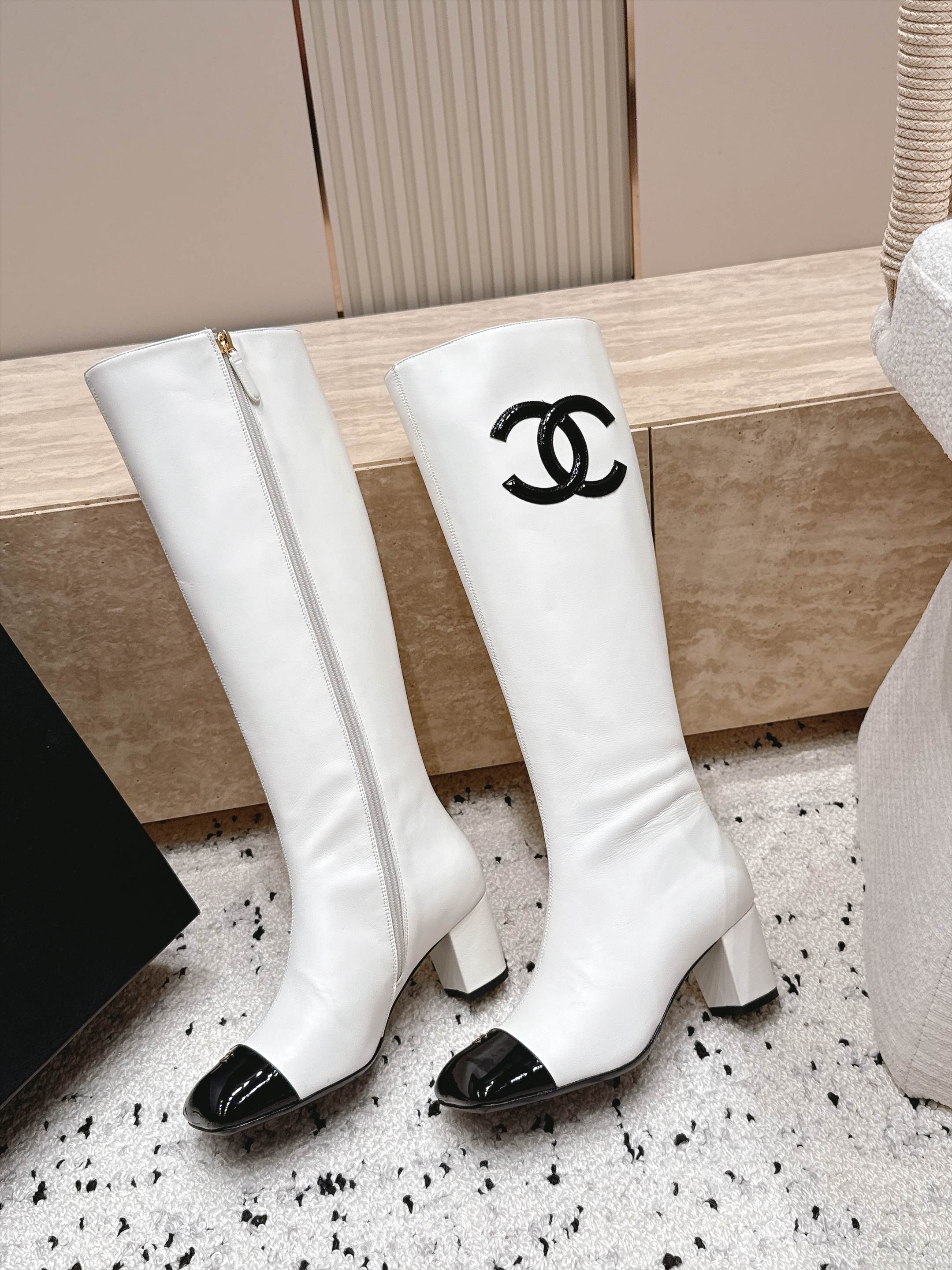 Chanel 香奈儿 2026vs秋冬新品靴子系列……方头高跟高筒靴长靴 经典拼色 高级感满满 超飒战靴，上脚显瘦增高，