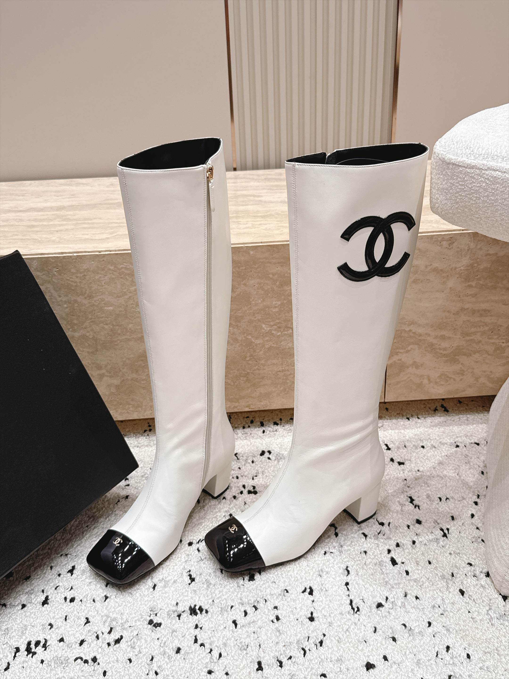 Chanel 香奈儿 2026vs秋冬新品靴子系列……方头高跟高筒靴长靴 经典拼色 高级感满满 超飒战靴，上脚显瘦增高，