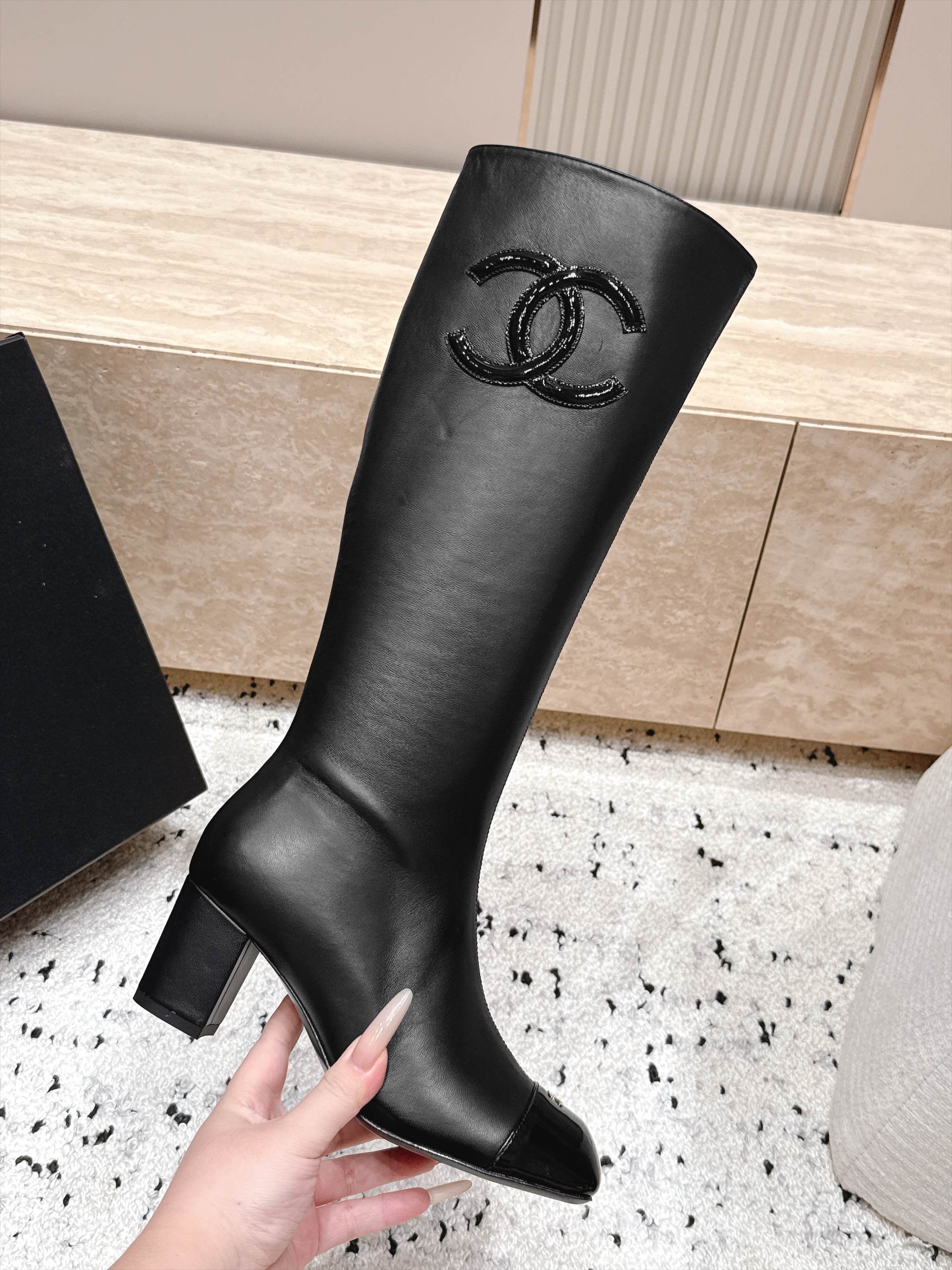 Chanel 香奈儿 2026vs秋冬新品靴子系列……方头高跟高筒靴长靴 经典拼色 高级感满满 超飒战靴，上脚显瘦增高，