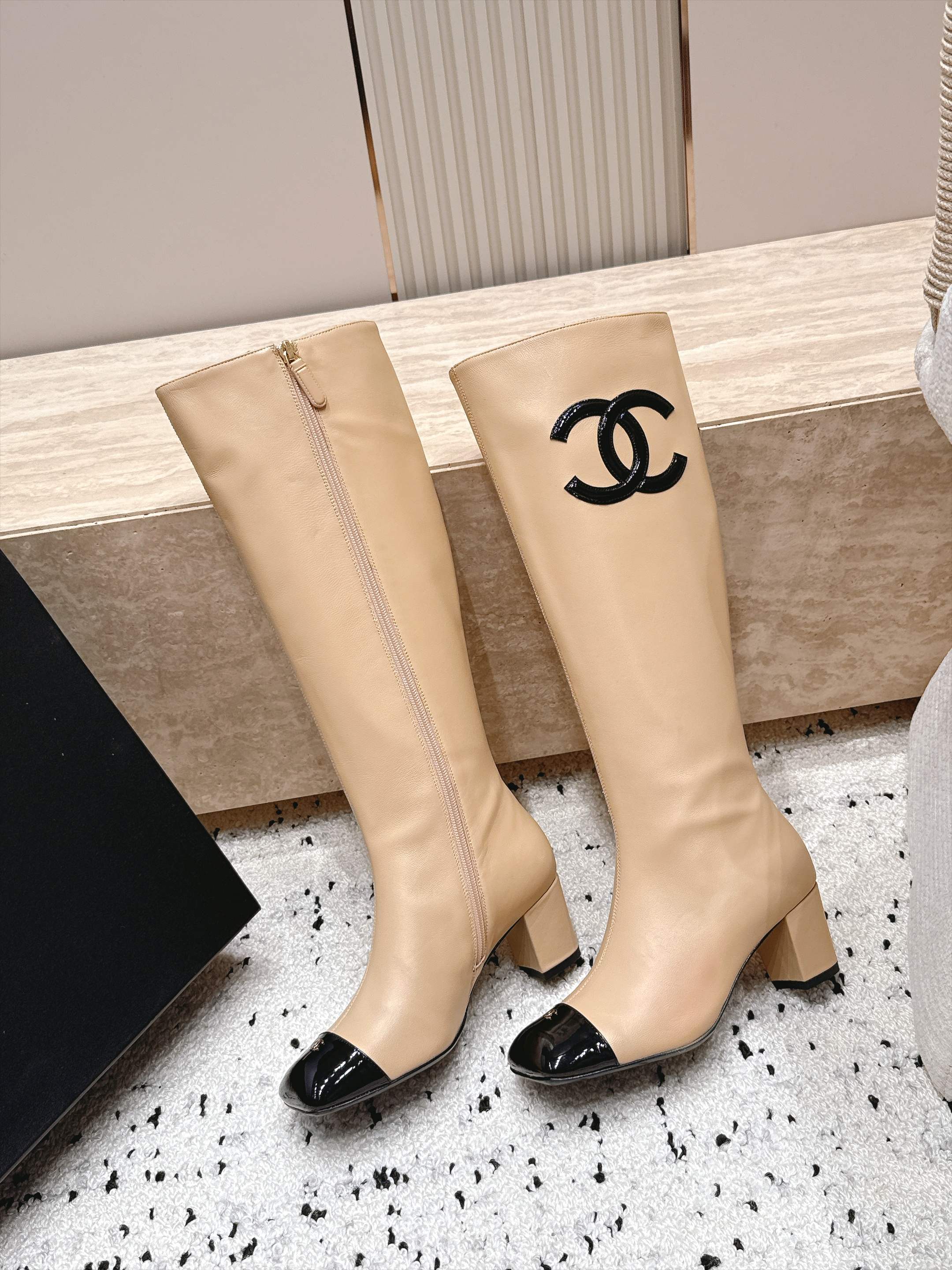 Chanel 香奈儿 2026vs秋冬新品靴子系列……方头高跟高筒靴长靴 经典拼色 高级感满满 超飒战靴，上脚显瘦增高，