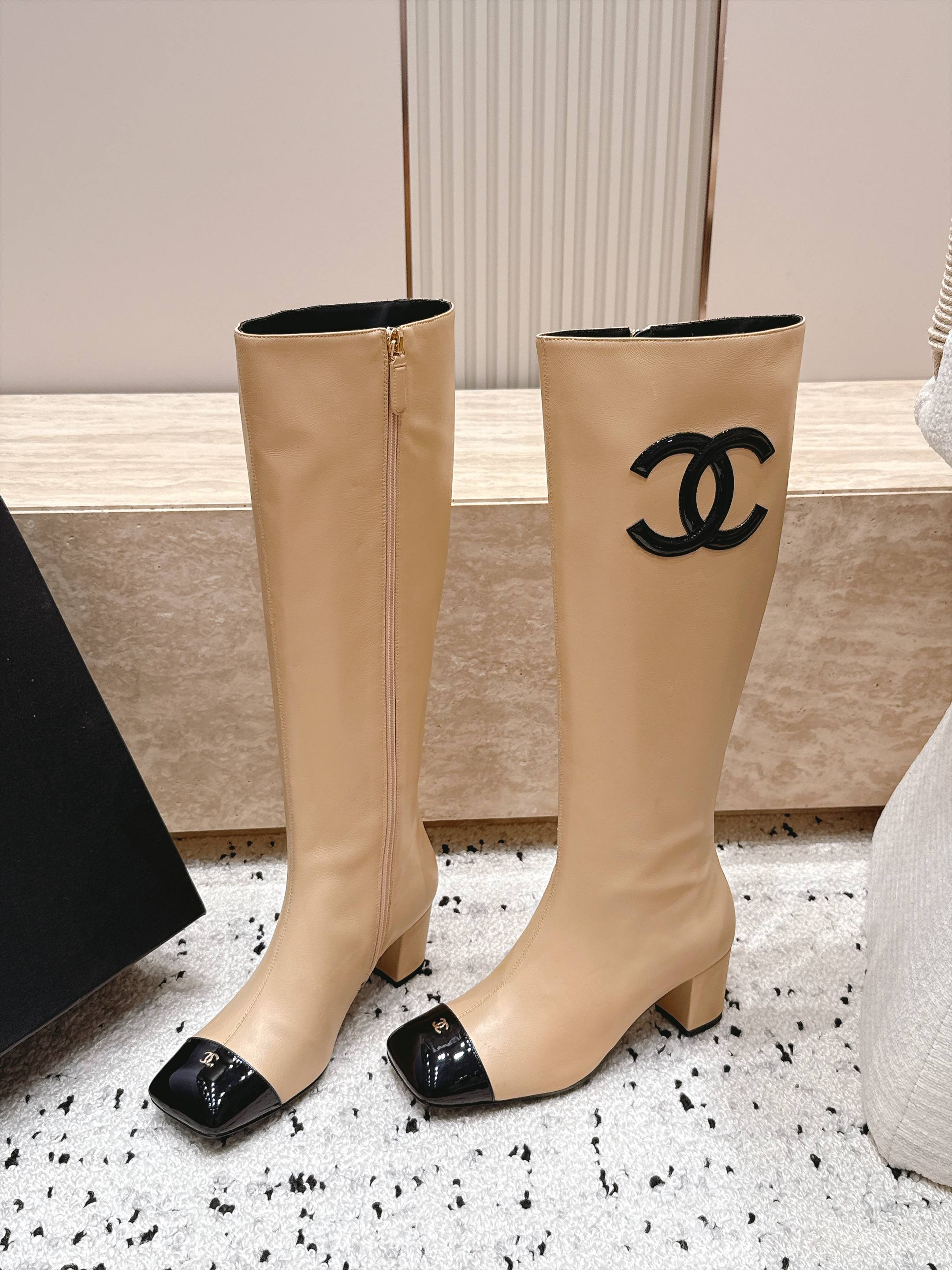 Chanel 香奈儿 2026vs秋冬新品靴子系列……方头高跟高筒靴长靴 经典拼色 高级感满满 超飒战靴，上脚显瘦增高，