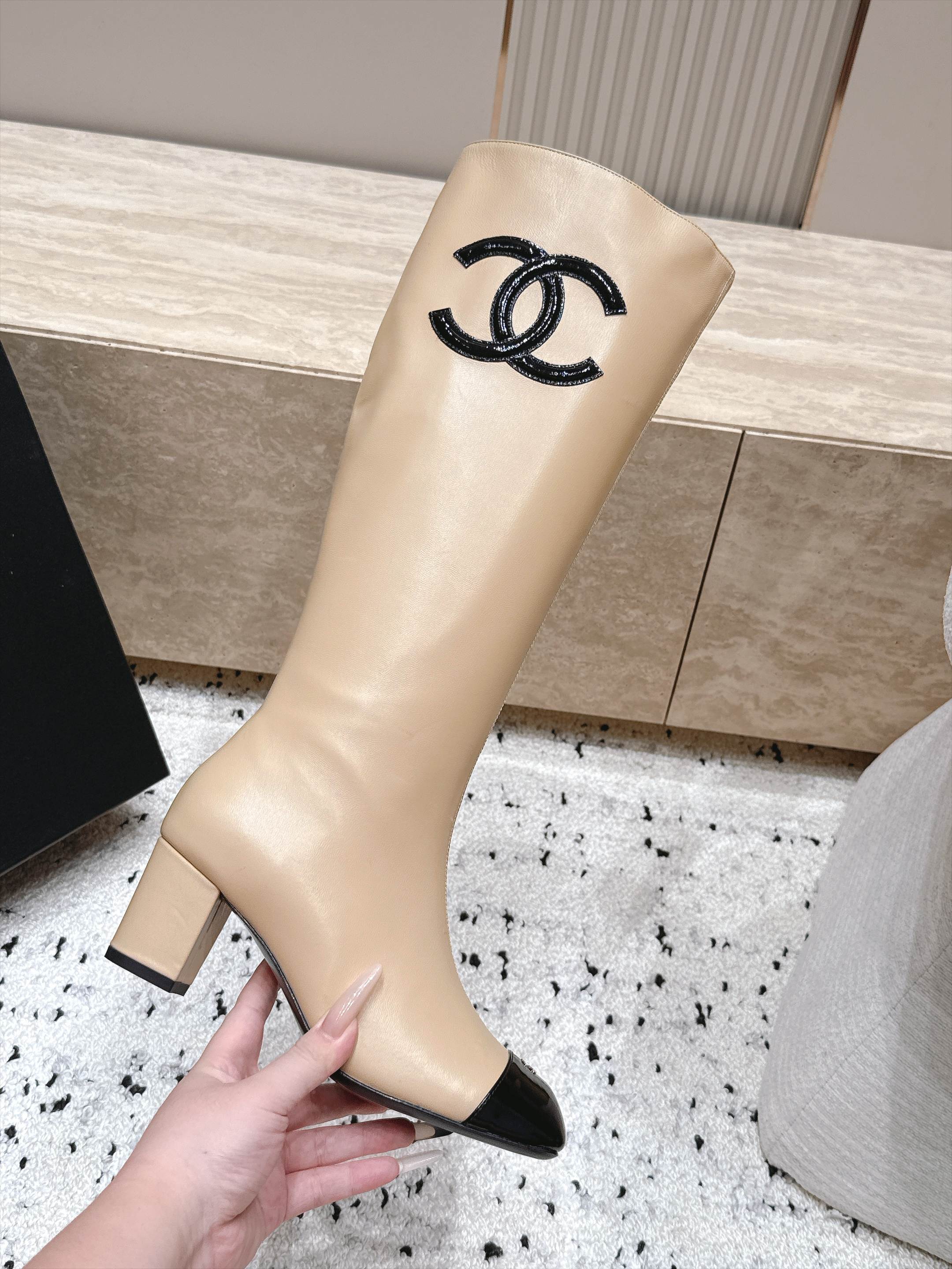 Chanel 香奈儿 2026vs秋冬新品靴子系列……方头高跟高筒靴长靴 经典拼色 高级感满满 超飒战靴，上脚显瘦增高，