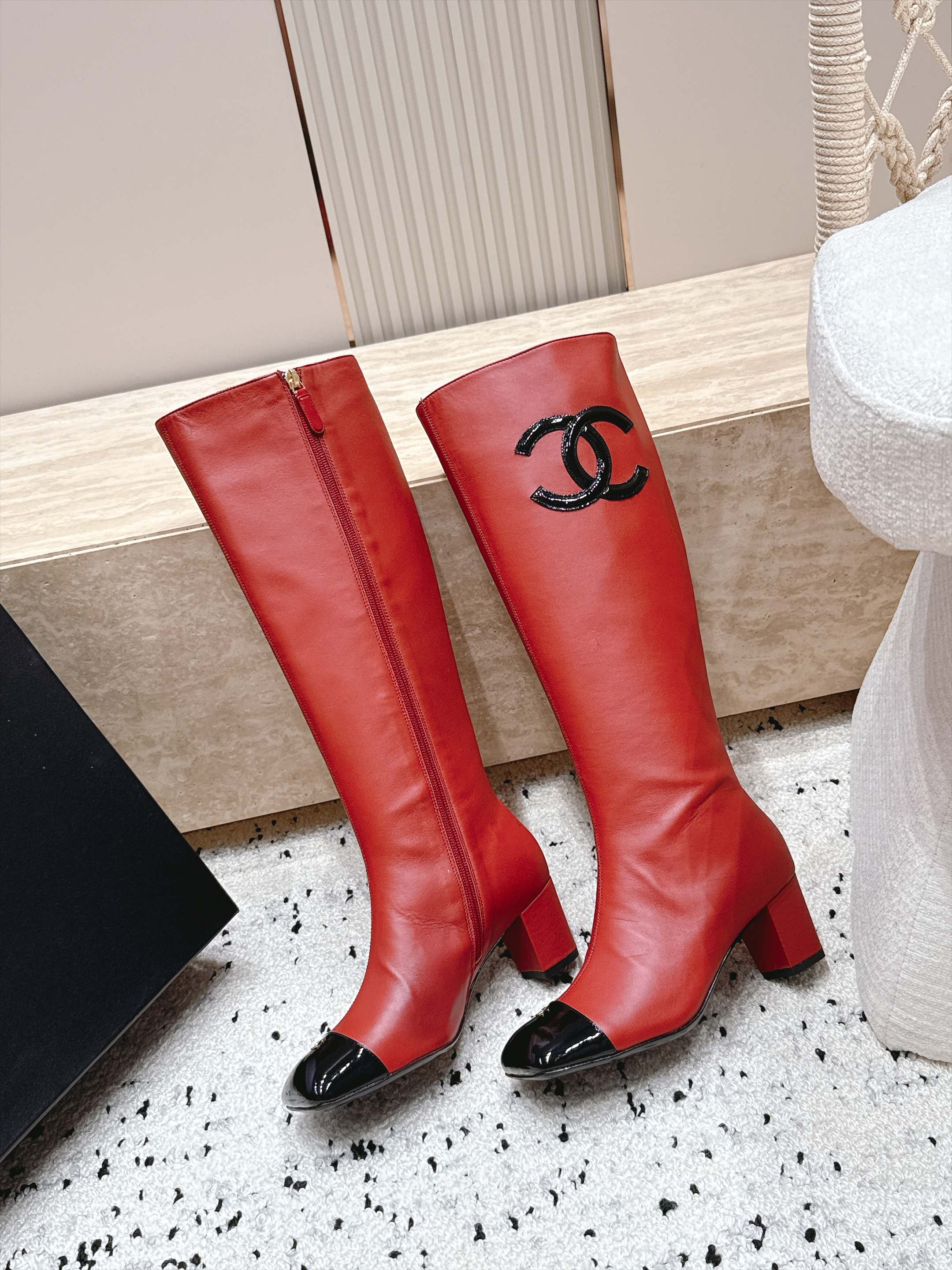 Chanel 香奈儿 2026vs秋冬新品靴子系列……方头高跟高筒靴长靴 经典拼色 高级感满满 超飒战靴，上脚显瘦增高，