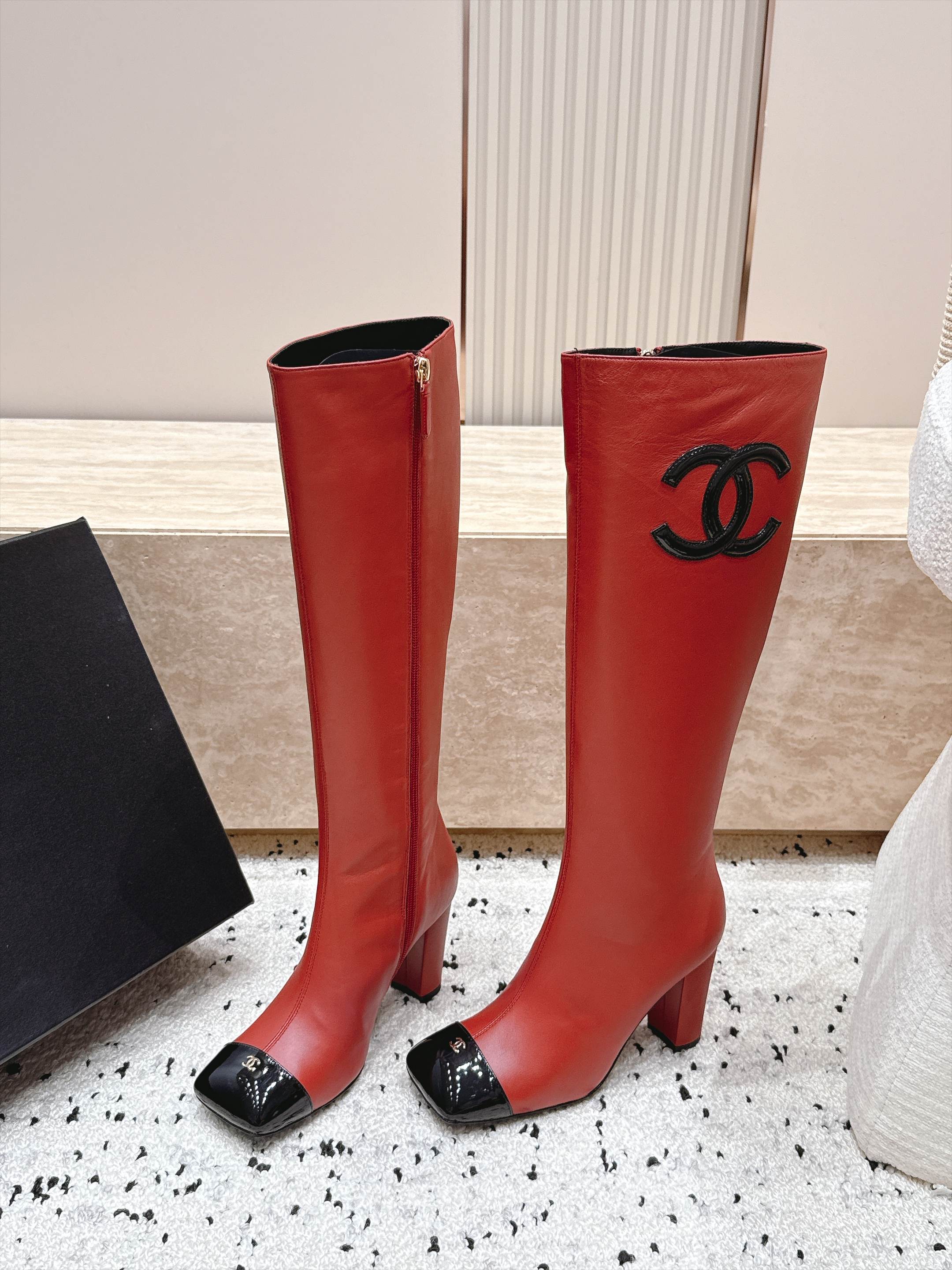 Chanel 香奈儿 2026vs秋冬新品靴子系列……方头高跟高筒靴长靴 经典拼色 高级感满满 超飒战靴，上脚显瘦增高，