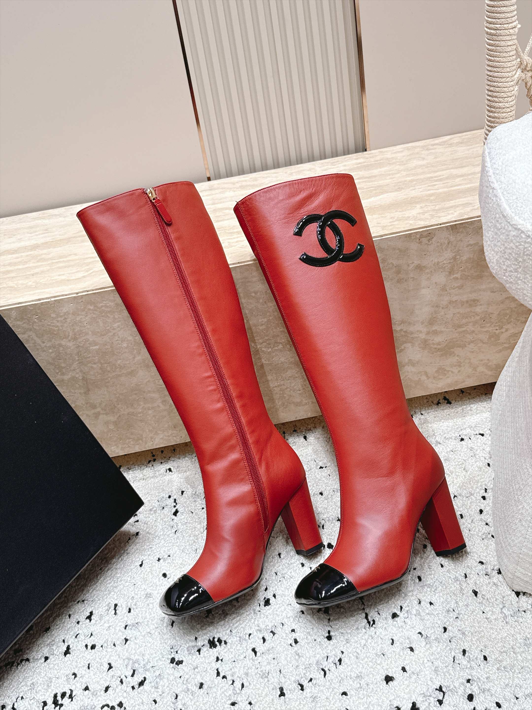 Chanel 香奈儿 2026vs秋冬新品靴子系列……方头高跟高筒靴长靴 经典拼色 高级感满满 超飒战靴，上脚显瘦增高，
