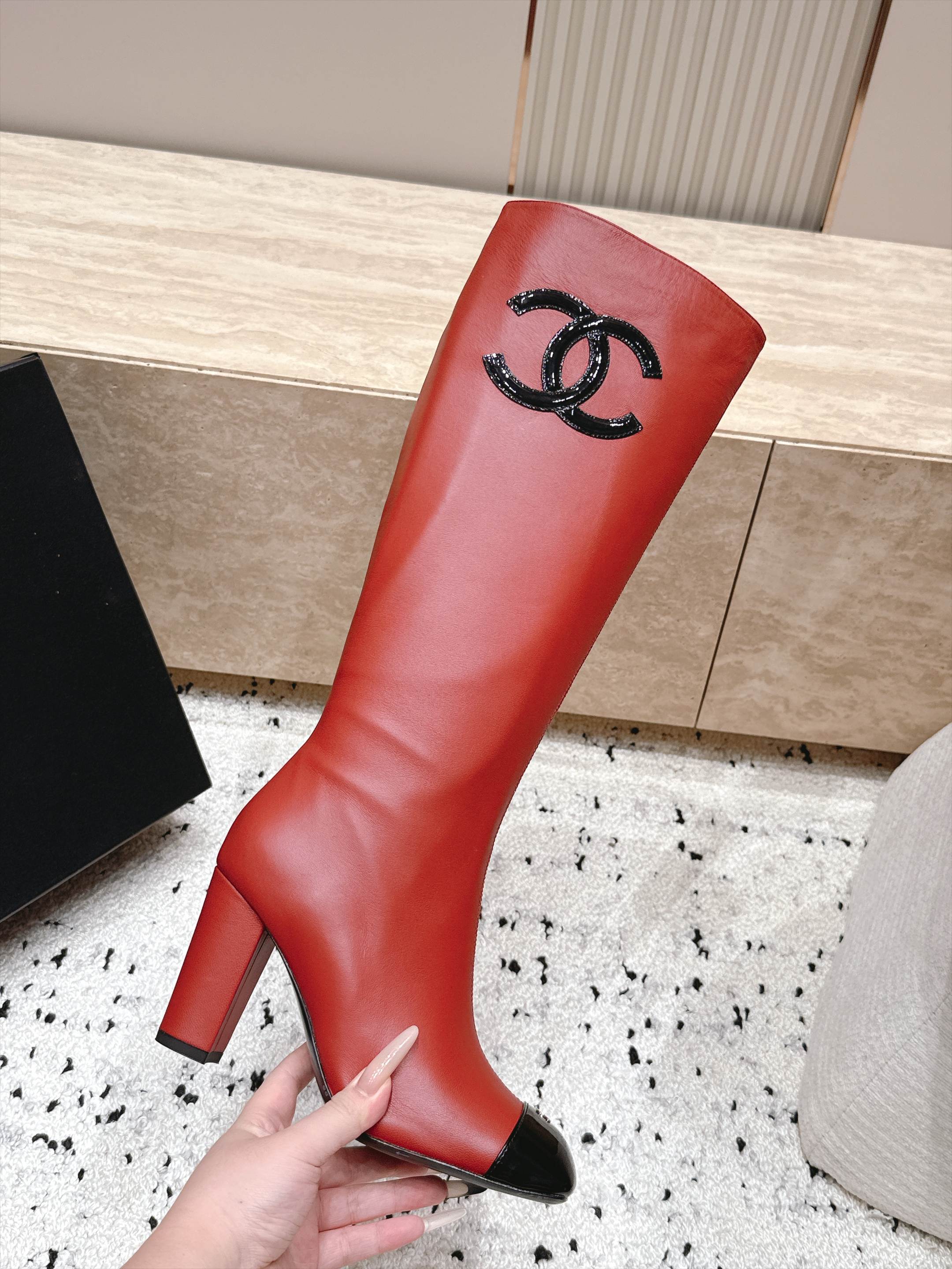 Chanel 香奈儿 2026vs秋冬新品靴子系列……方头高跟高筒靴长靴 经典拼色 高级感满满 超飒战靴，上脚显瘦增高，
