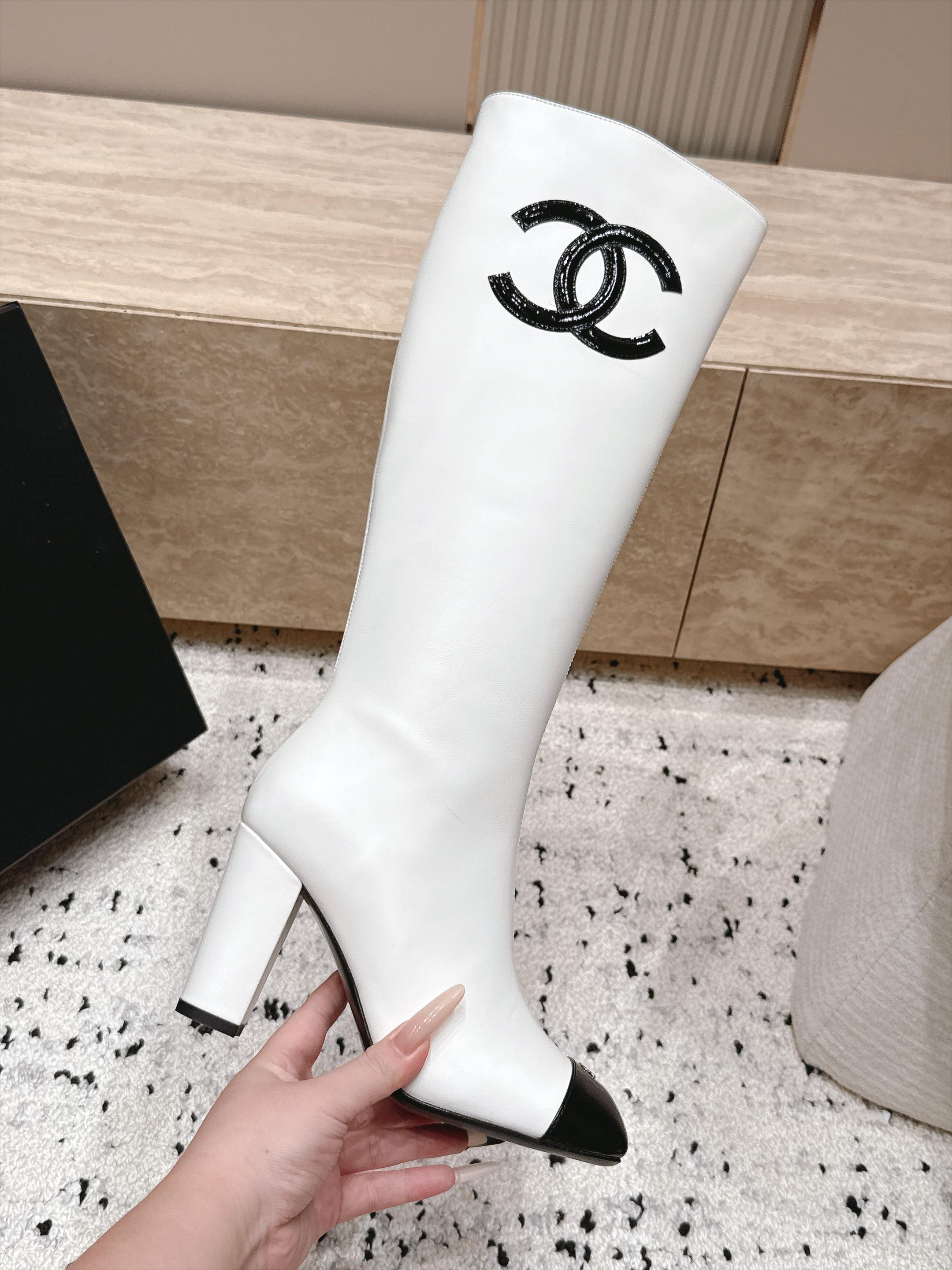 Chanel 香奈儿 2026vs秋冬新品靴子系列……方头高跟高筒靴长靴 经典拼色 高级感满满 超飒战靴，上脚显瘦增高，