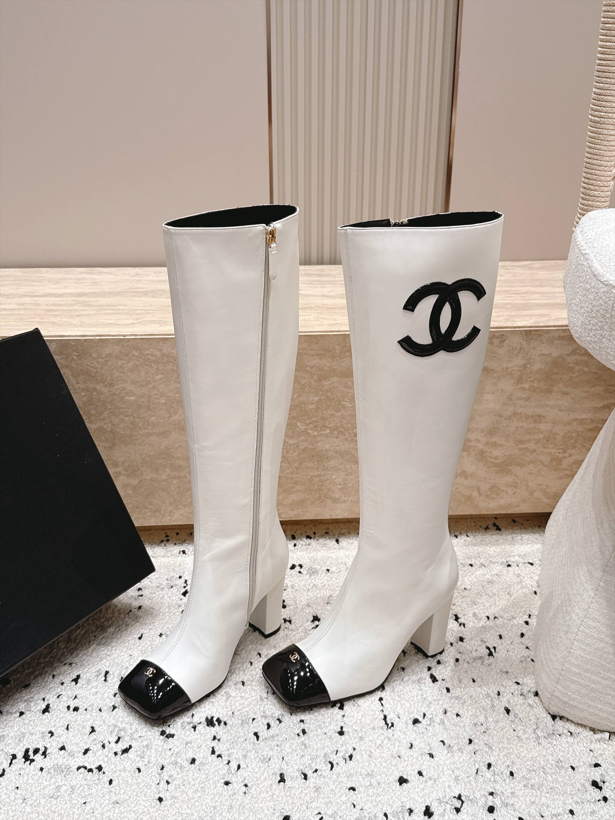 Chanel 香奈儿 2026vs秋冬新品靴子系列……方头高跟高筒靴长靴 经典拼色 高级感满满 超飒战靴，上脚显瘦增高，