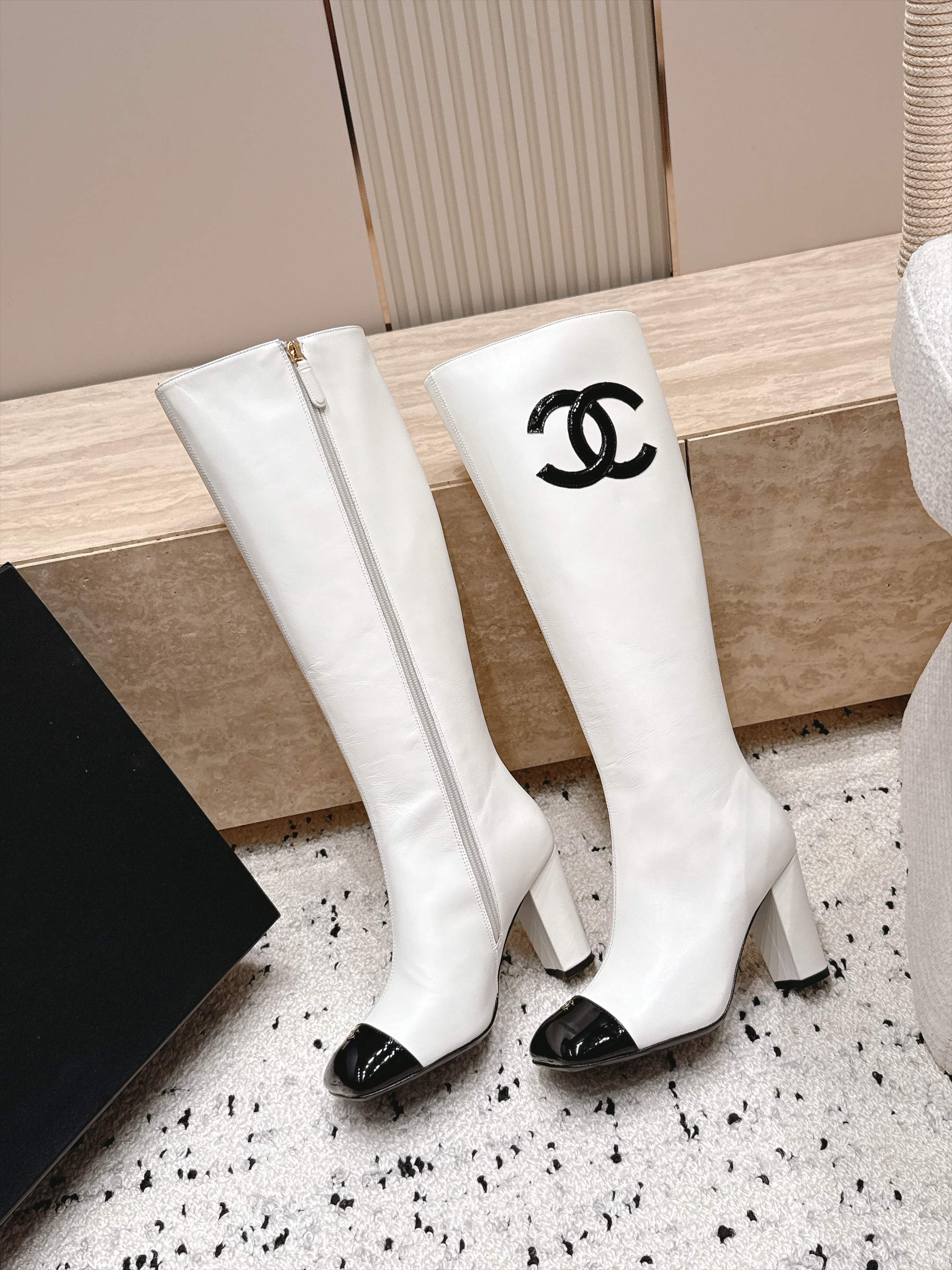 Chanel 香奈儿 2026vs秋冬新品靴子系列……方头高跟高筒靴长靴 经典拼色 高级感满满 超飒战靴，上脚显瘦增高，